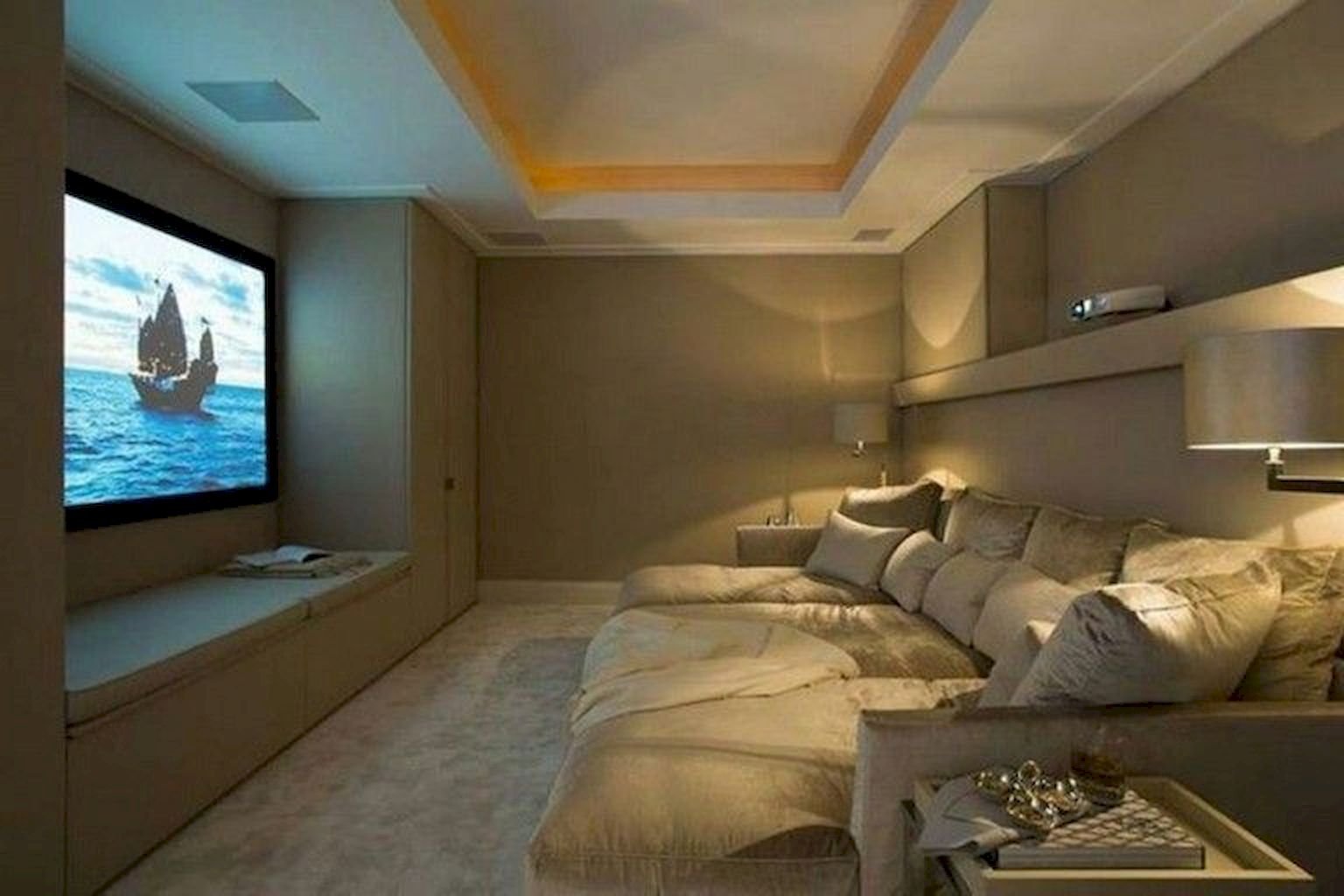 Телевизор в маленькой комнате. Кинотеатр в спальне. Комната с большим телевизором. Уютная комната с телевизором. Спальня с большим телевизором.
