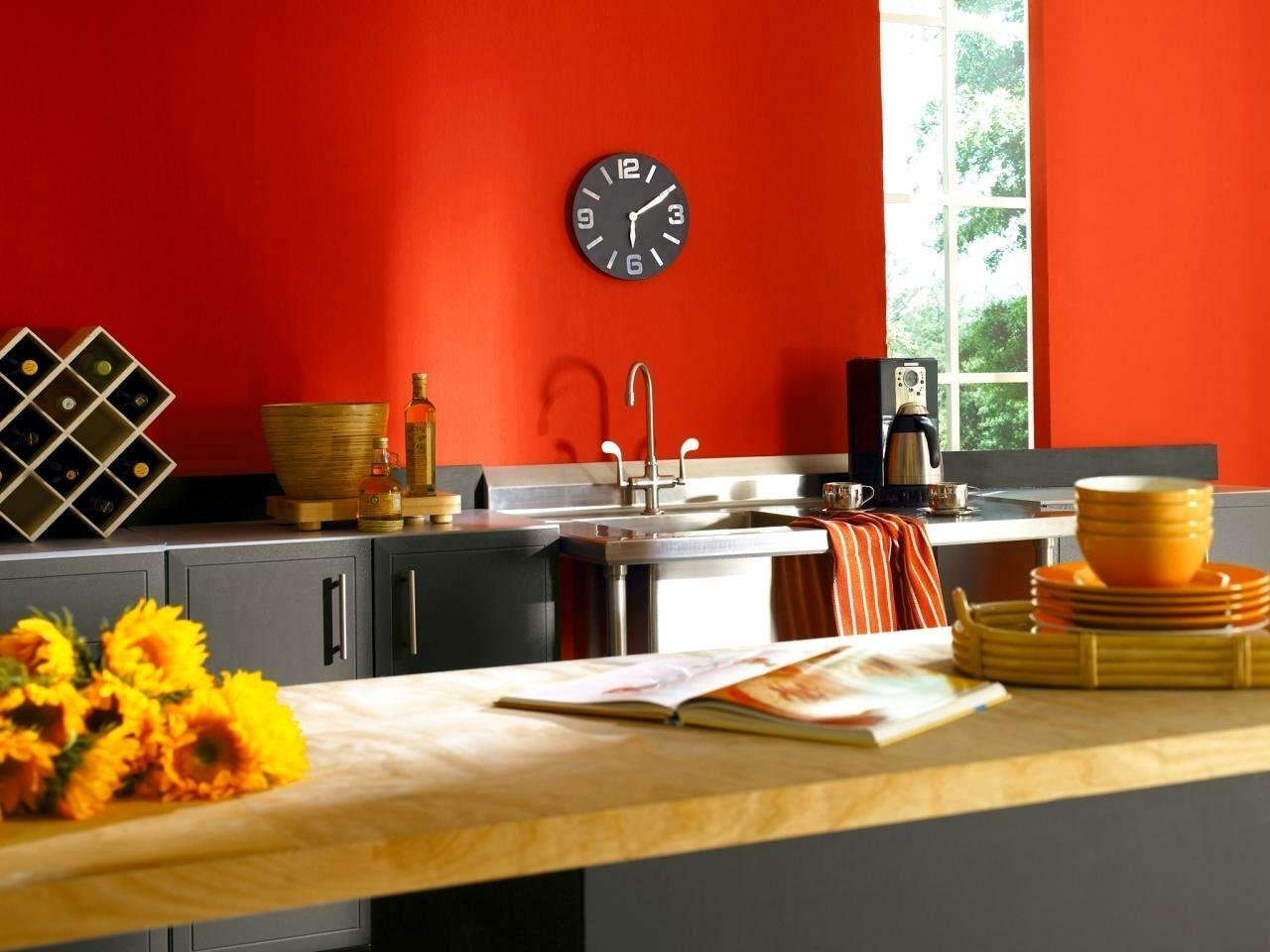 Дизайн покраски кухни. Кухня в оранжевых тонах. Цвет стен на кухне. Крашенные стены на кухне. Цветные стены на кухне.