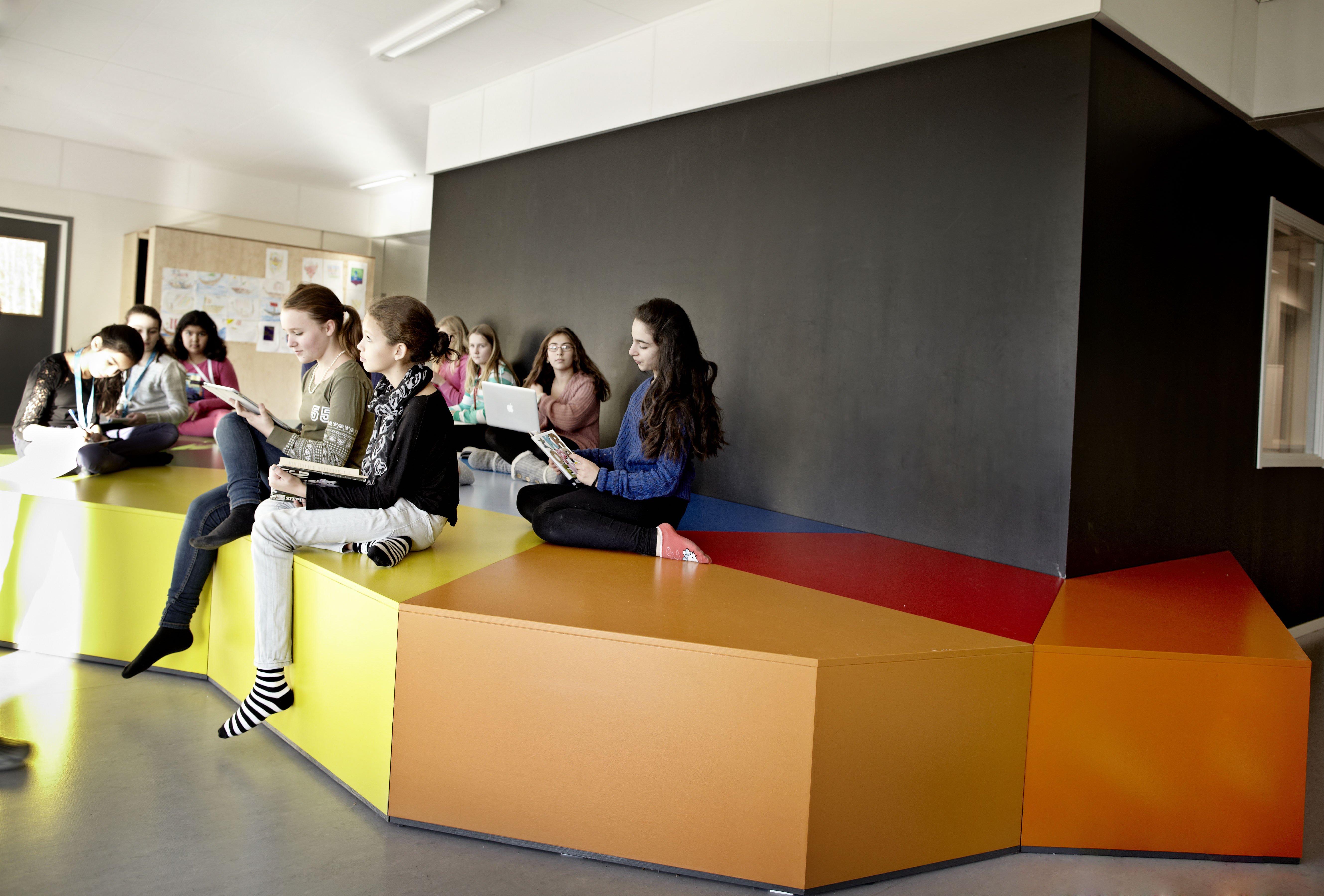 Лучшие учебные центры. Школа Vittra Södermalm в Швеции. Креативное пространство в школе. Современный класс. Современное школьное пространство.