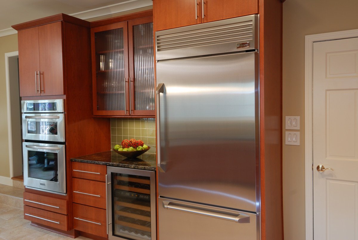 Дизайн кухни с золотым холодильником