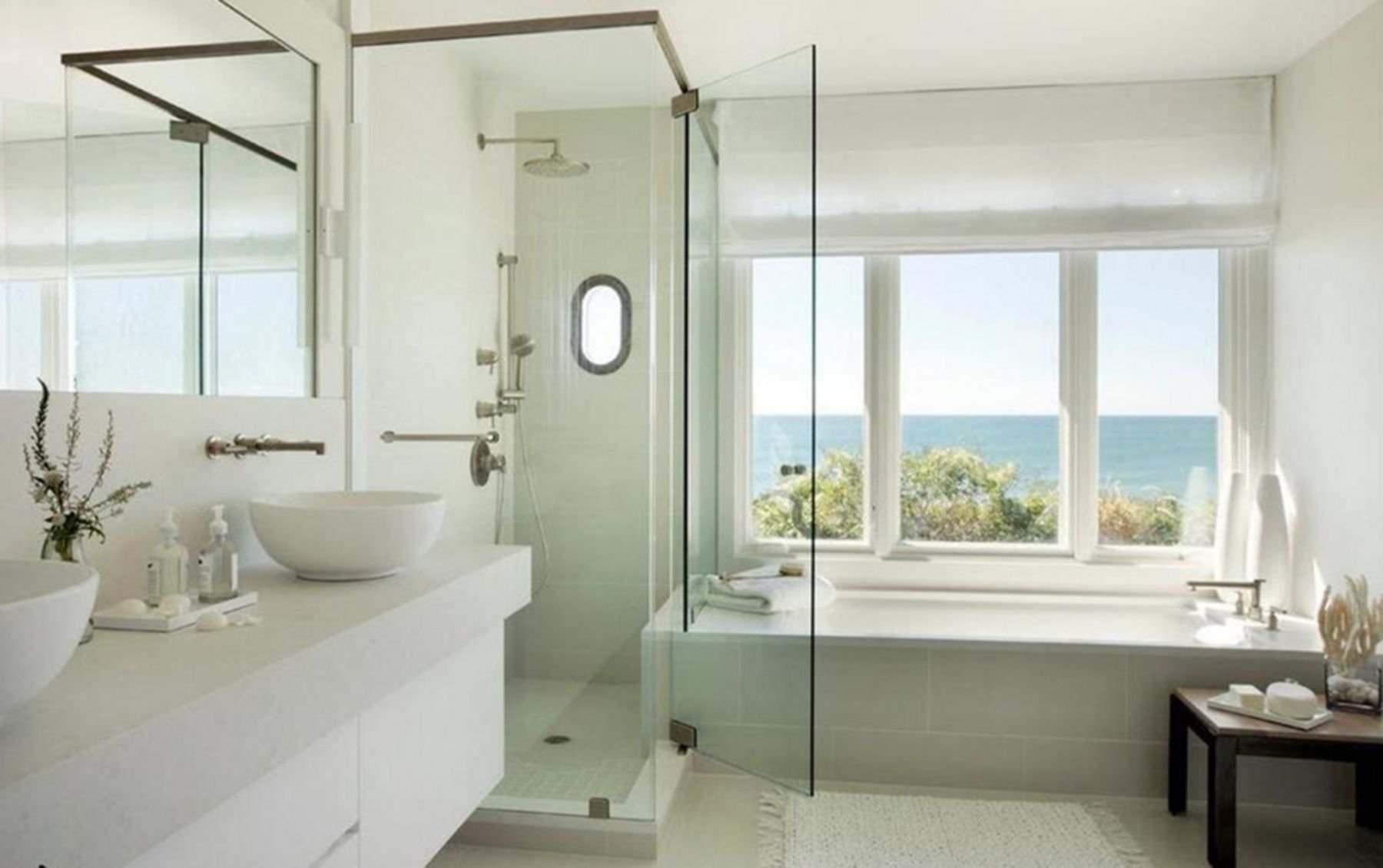 Ванна с большим окном. Ванная комната с окном. Небольшая ванная с окном. Ванная с окном в частном. Санузел с окном.
