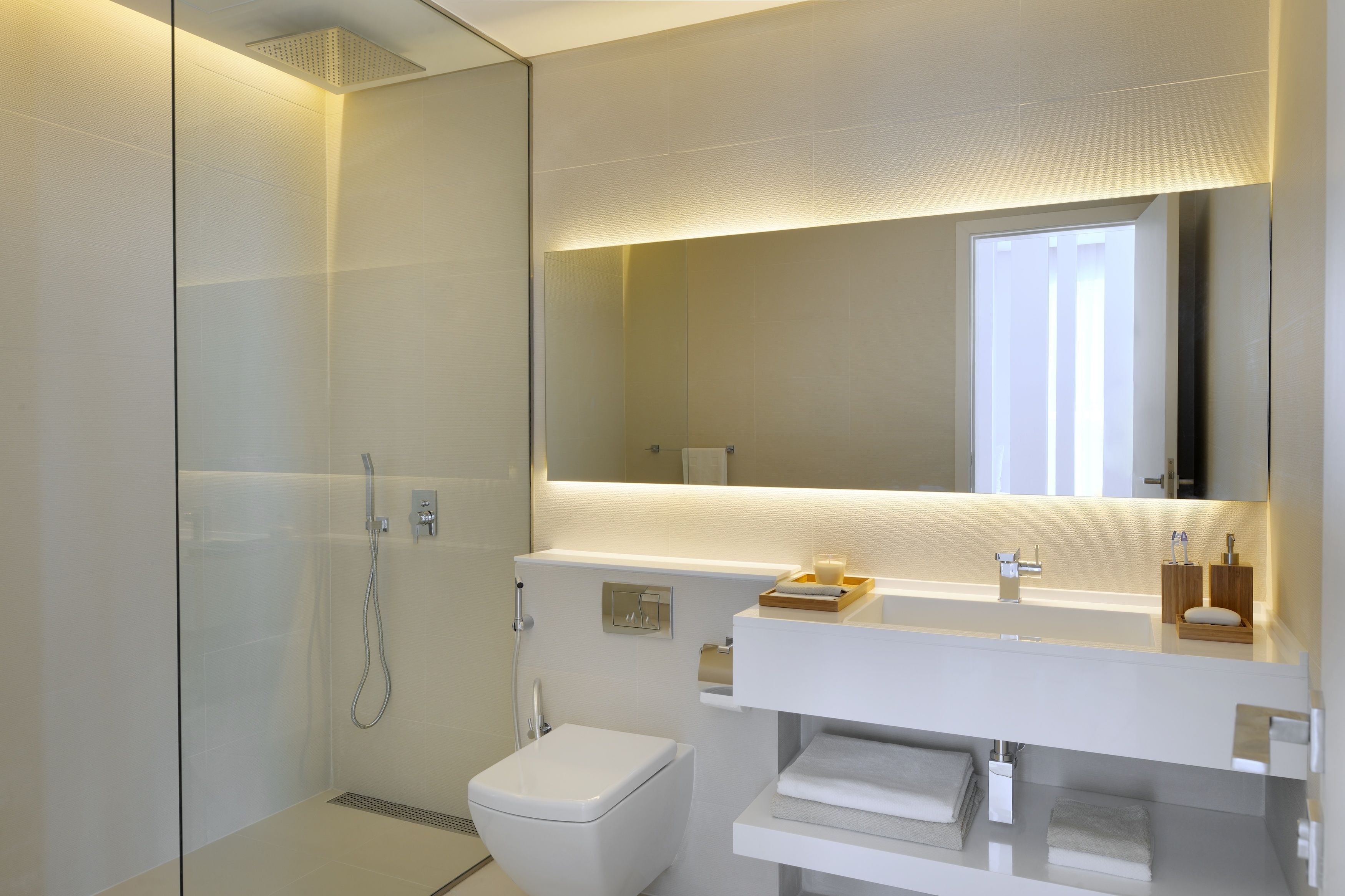 Зеркало снизу. Зеркало для ванной комнаты. Ванная комната с большим зеркалом. Зеркало с подсветкой. Зеркало в ванную комнату с подсветкой.