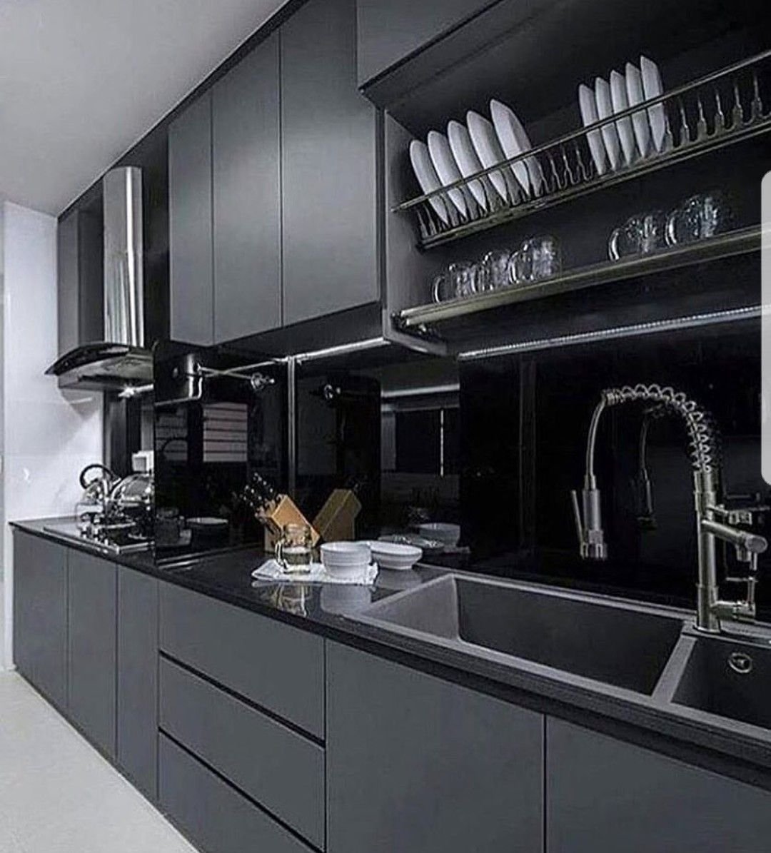 Черно белые серые кухни. Черные кухни. Кухня в черных тонах. Кухня в черном цвете. Черная современная кухня.