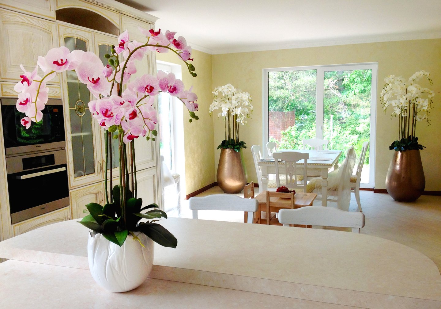 Купить комнат цветы. Орхидеи в интерьере. Цветы в интерьере. Цветы в интерьере квартиры. Интерьер с искусственными цветами.