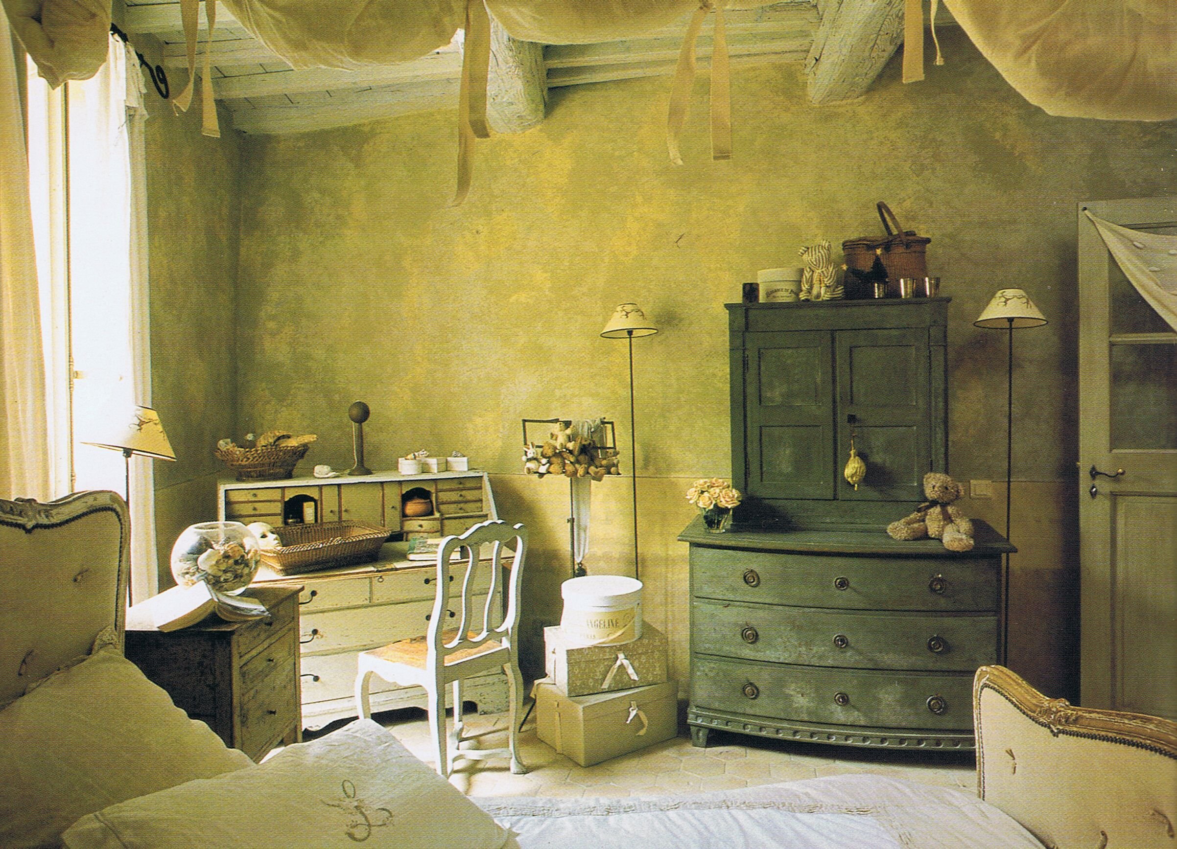 Фото старых интерьеров. Спальня в старинном стиле. Винтажный интерьер. Комната в старинном стиле. Комната в старинном стим Ле.