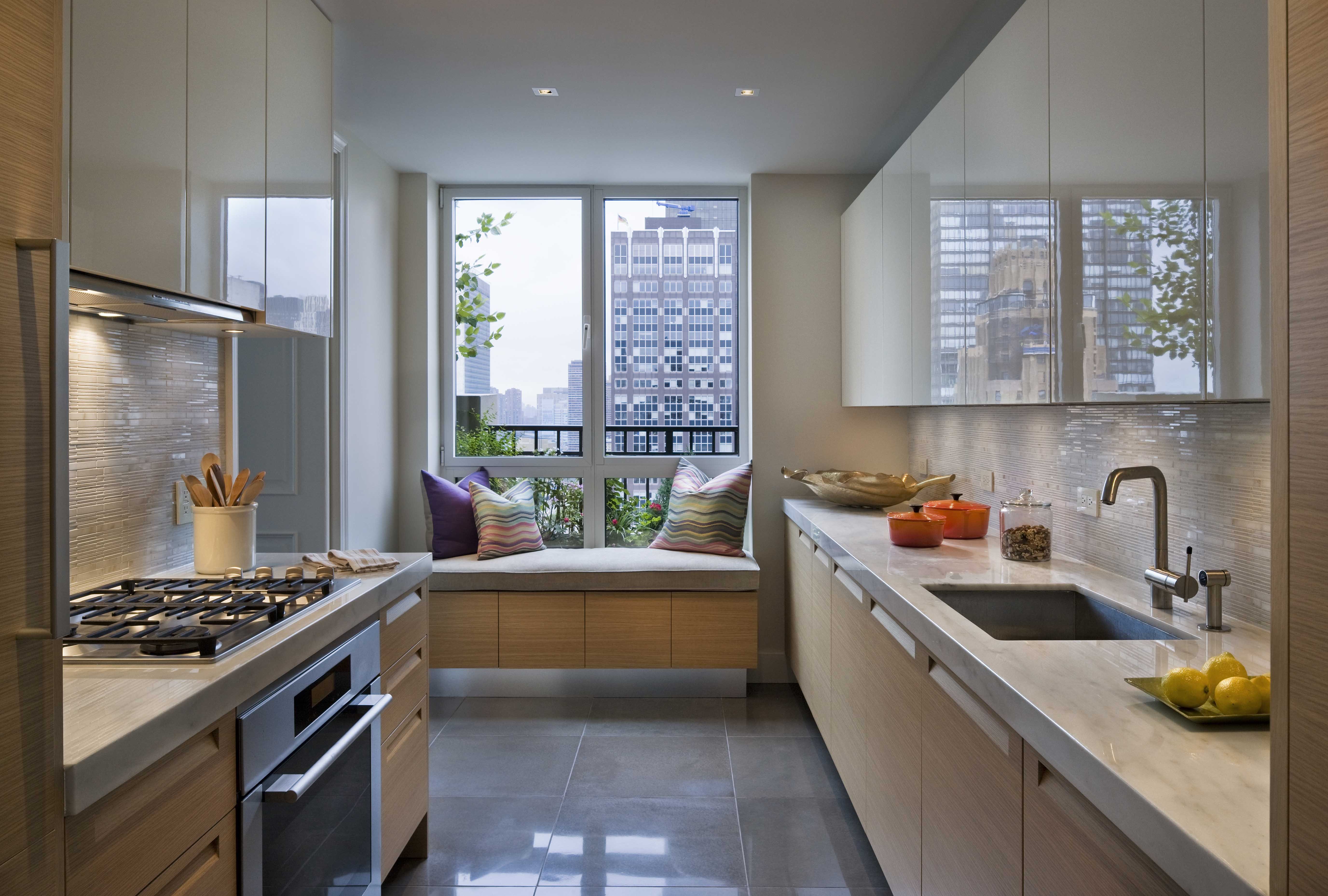 стильный дизайн окна на кухне