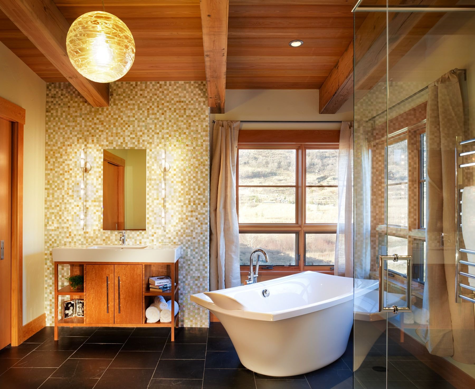 Отделка комнат потолки. Ванная с деревянным потолком. Ванная комната отделанная деревом. Ванная комната в деревянном доме. Ванная комната с деревянным потолком.
