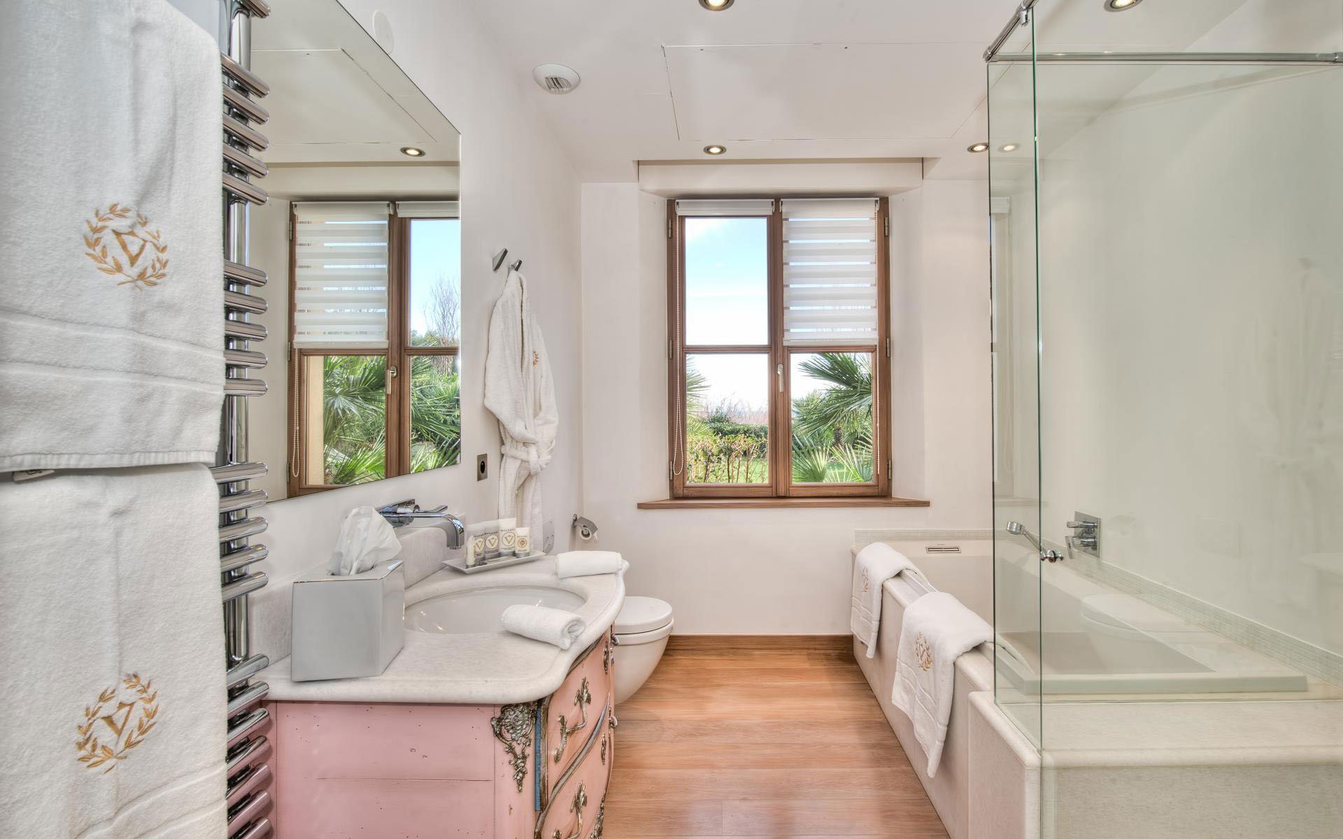 Маленькие окна в частном доме. Небольшая ванная с окном. Проект ванной комнаты с окном. Ванная комната с окном в частном. Ванная комната с окном в частном доме.