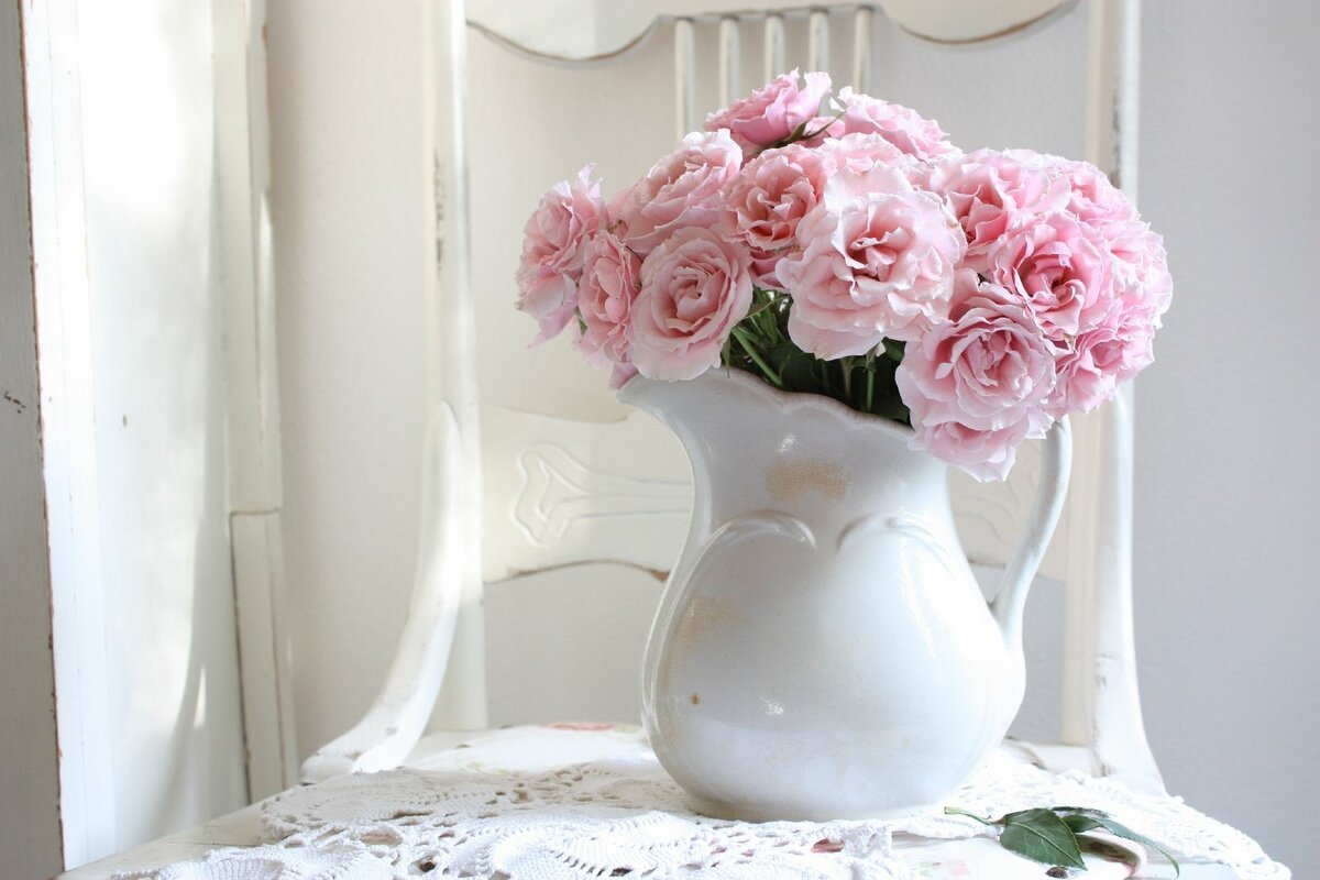 Розовая ваза с цветами в интерьере