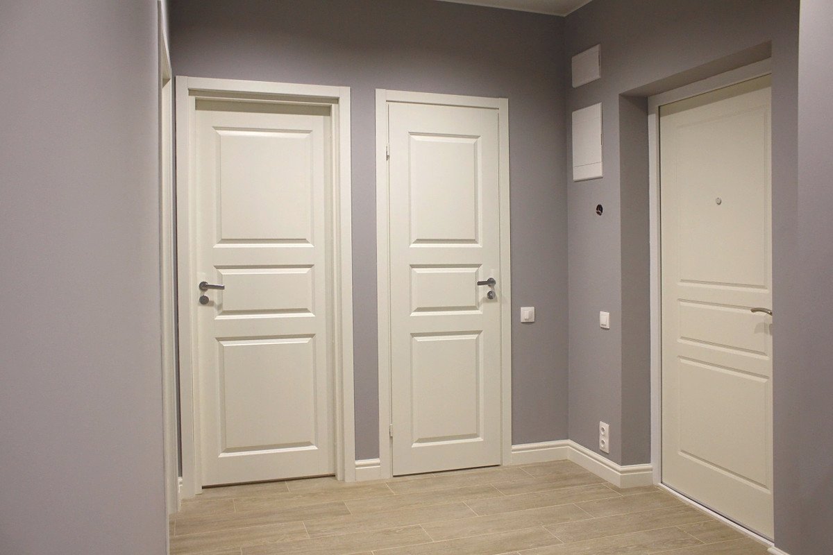 Фото дверей в светлой квартире. Двери в интерьере. Межкомнатные двери в интерьере. Светлые двери в интерьере квартиры. Белые двери в интерьере.