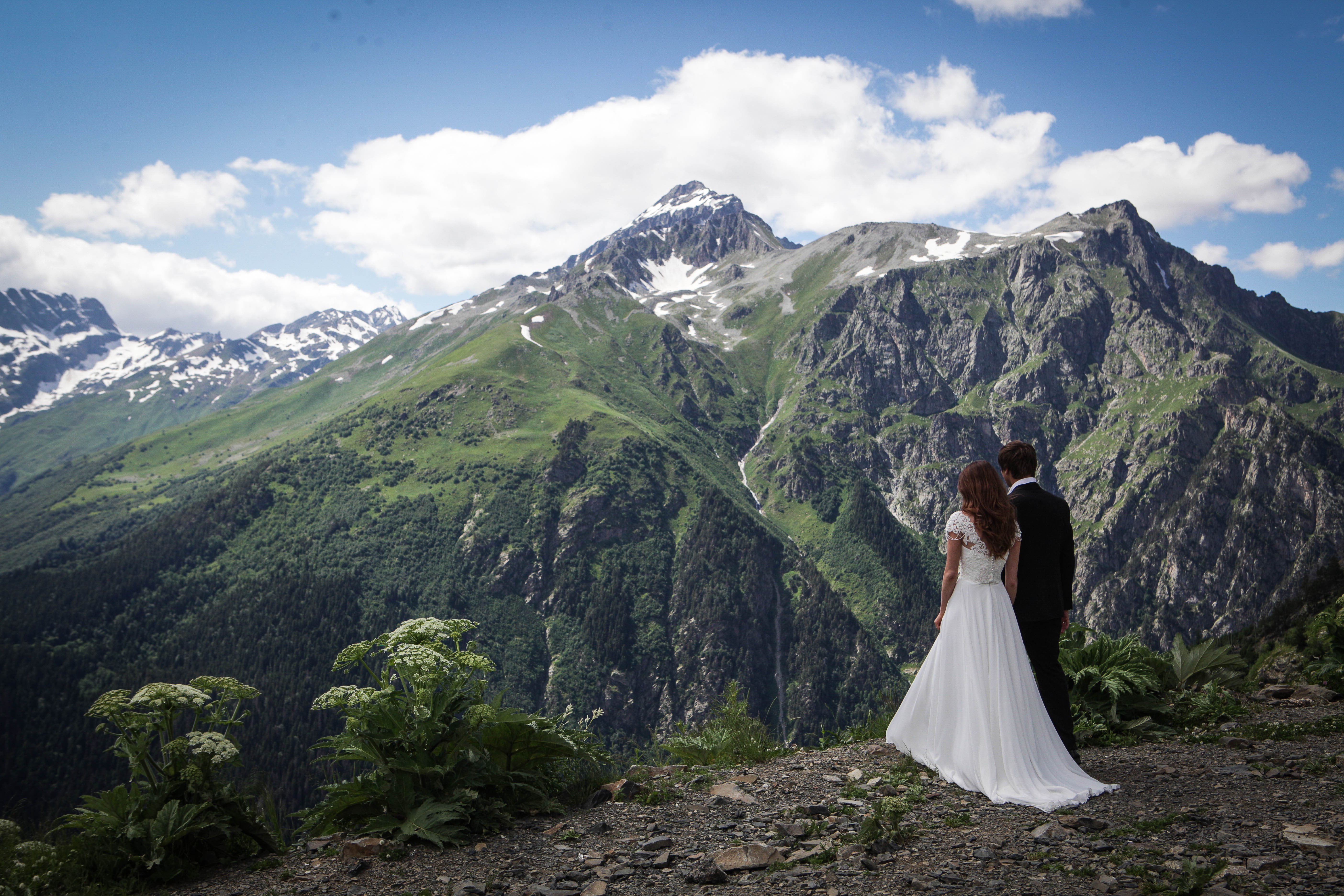 Обнимая горы. Свадьба в горах Домбай. Свадьба в Домбае. Свадьба в Казбеги. Казбеги Грузия свадьба.