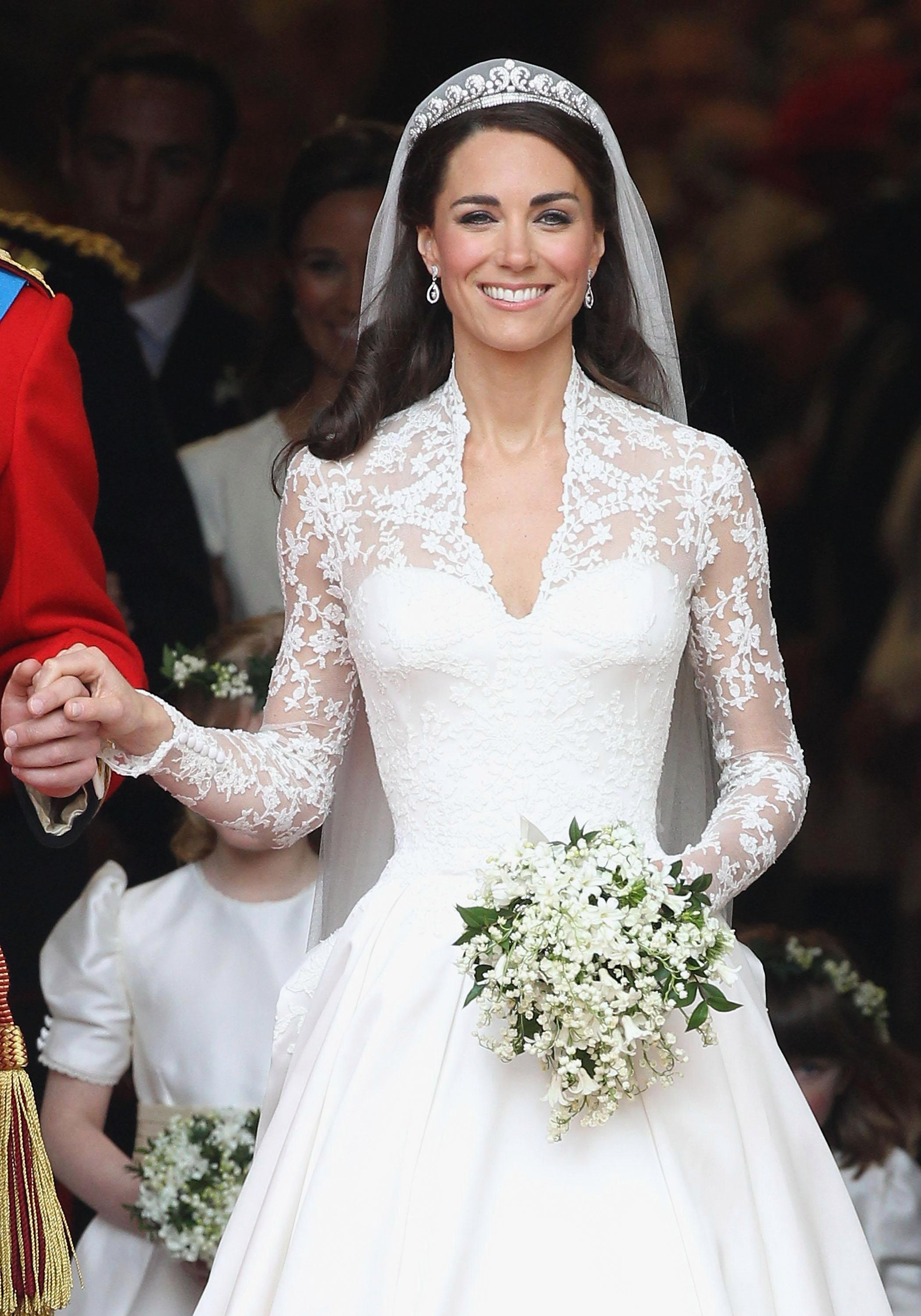 Кейт выходит замуж. Свадебное платье Кейт Миддлтон. Свадебное платье Кэтрин Миддлтон. Свадебное платье Уейт Мидлтон. Kate Middleton платье свадебное.