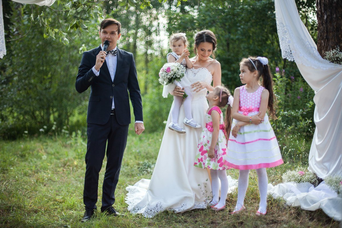 Пожениться в год семьи. Дети в свадебных нарядах. Фотосъёмка годовщины свадьбы. Фотосессия на 10 лет свадьбы. Дети в свадебных нарядах фотосессия.