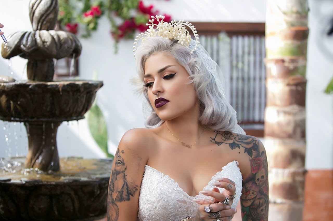 Девушка с татуировками в свадебном платье