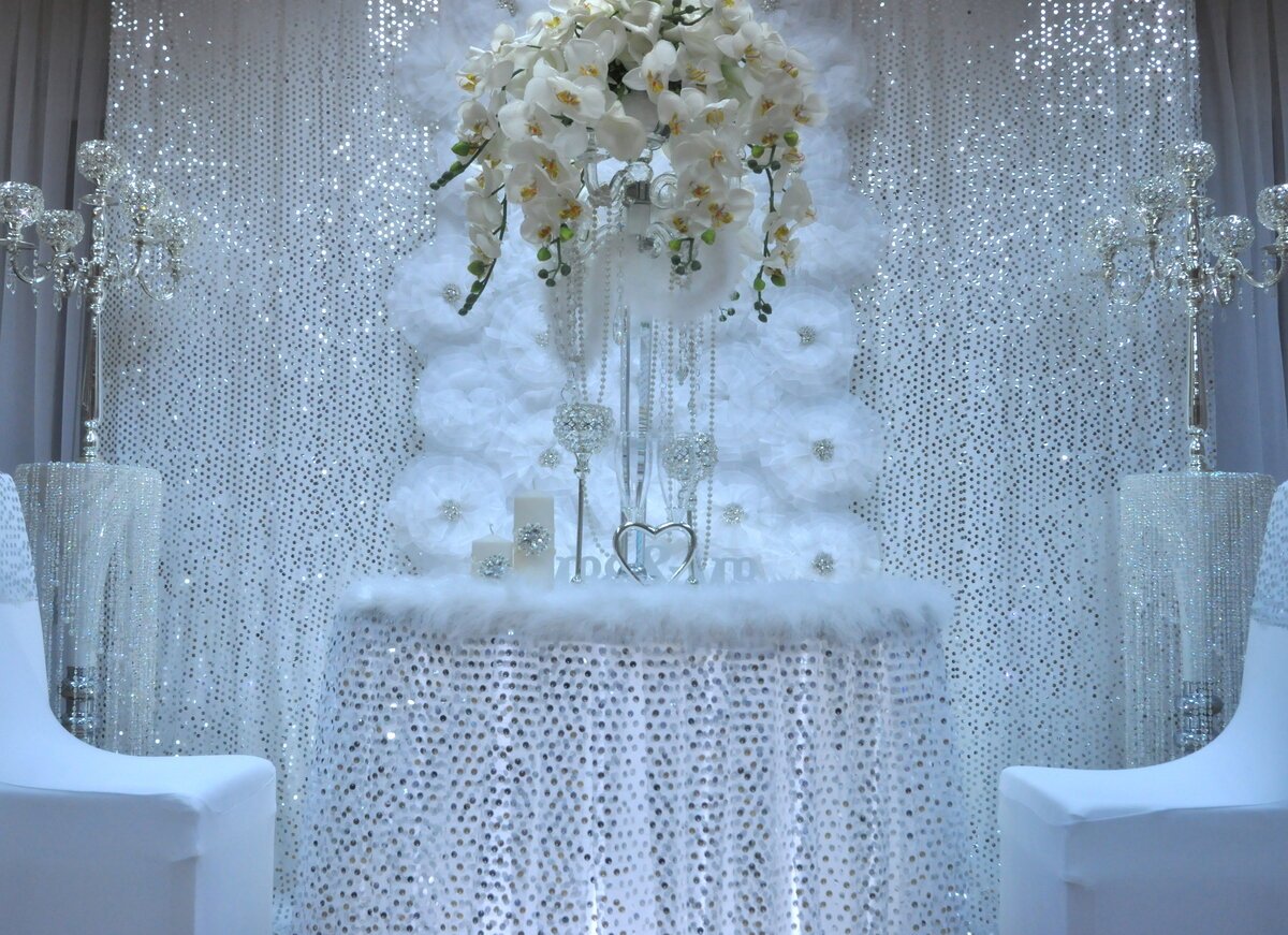 Серебряная фотозона. Зимнее украшение зала. Зимний свадебный декор. Украшение свадебного зала зимой. Зимняя фотозона на свадьбу.