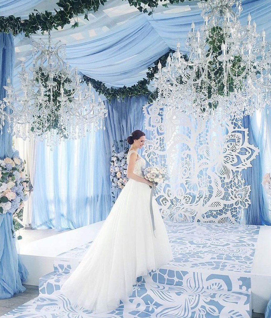 Голубая фотозона. Свадьба в зимнем стиле. Украшение зала в зимнем стиле. Зимние декорации. Свадьба в голубом стил.