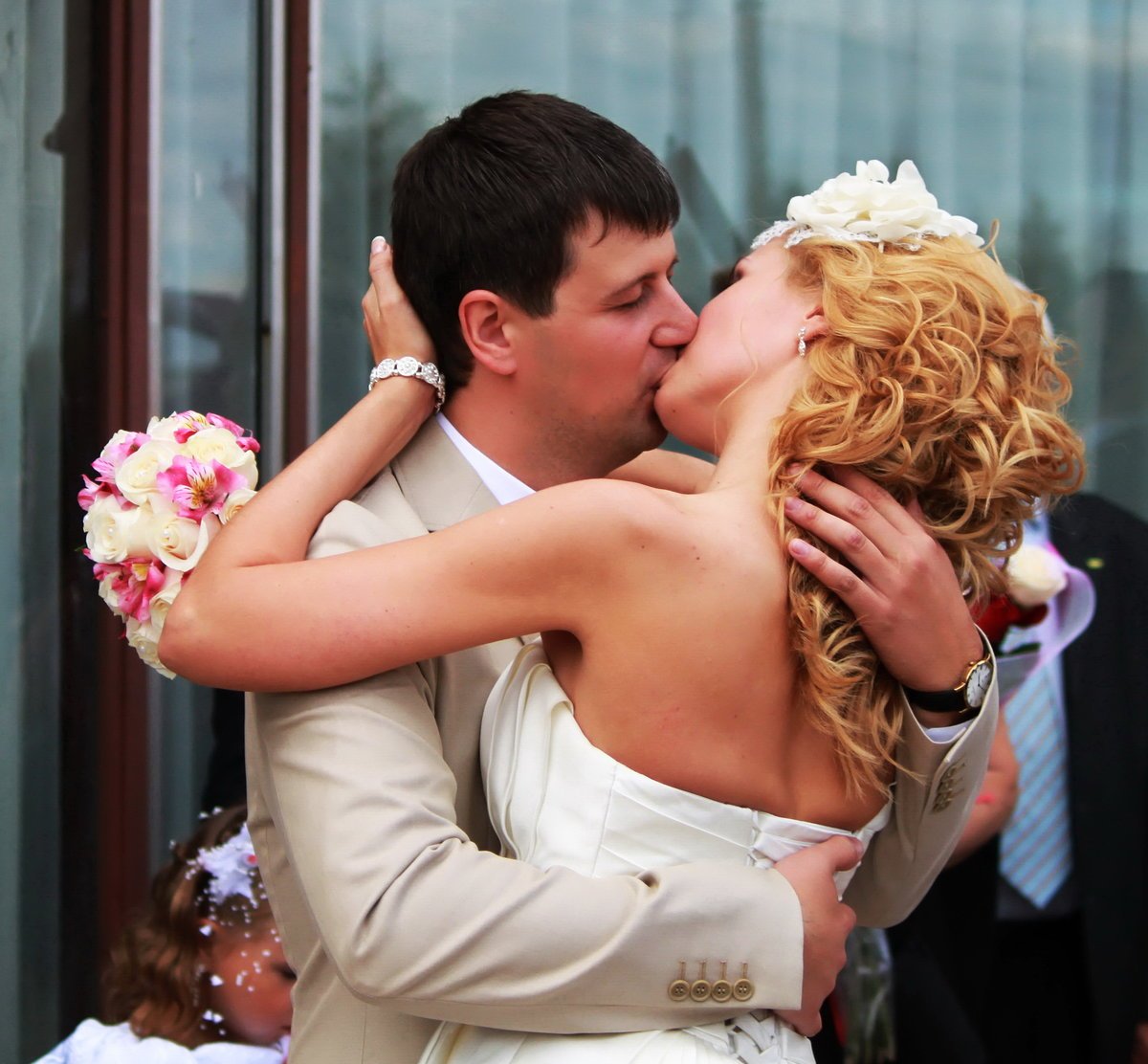 Тетет. Свадебный поцелуй. Поцелуй невесты. Поцелуй новобрачных. Жених целует невесту.