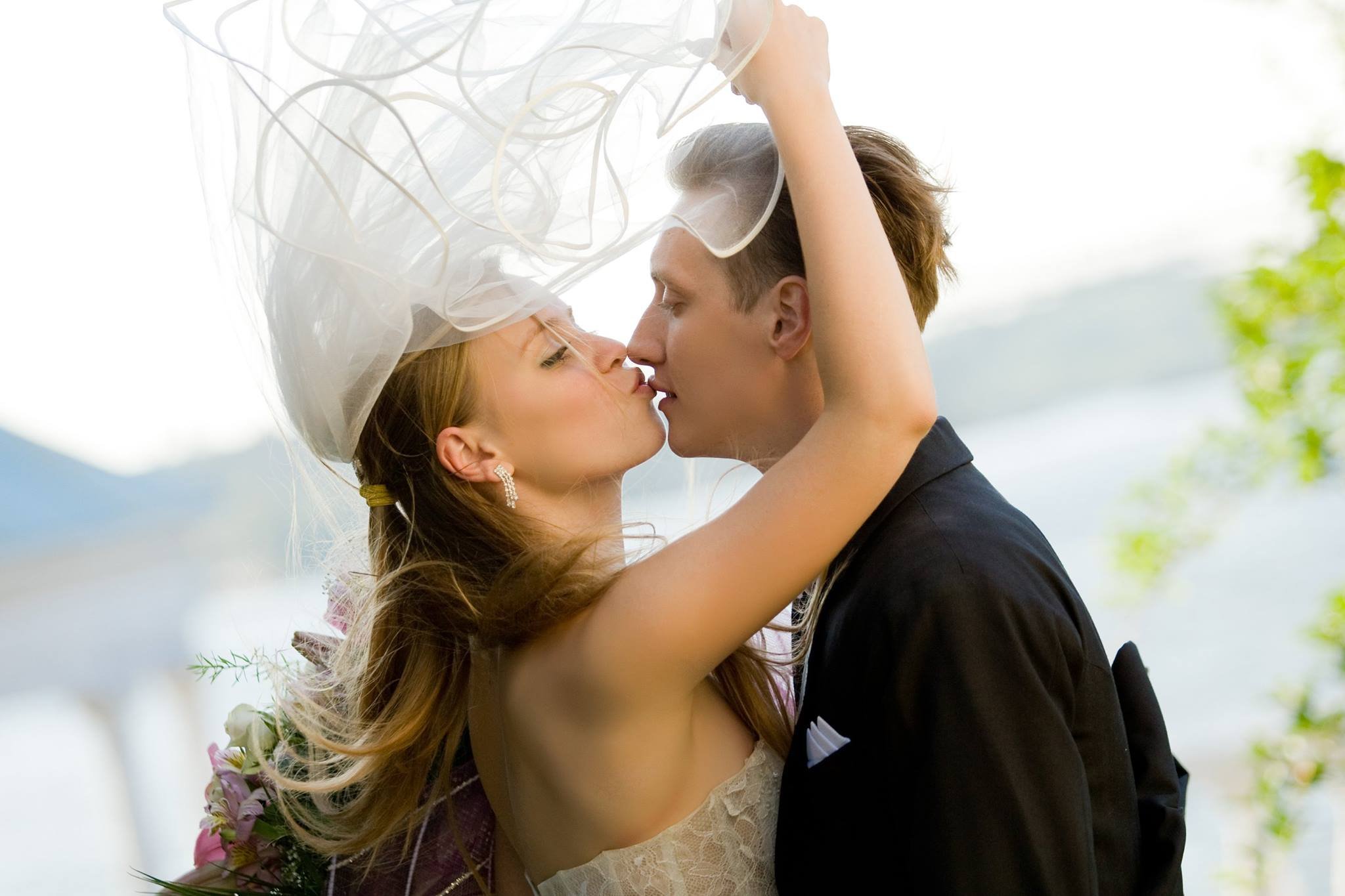 Женихе в глазах. Молодожены. Свадебный поцелуй. Красивые жених и невеста. Поцелуй на свадьбе.