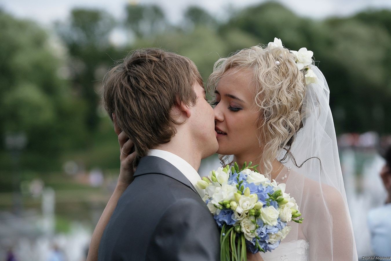 Поцелуй невесту читать. Жених и невеста. Красивые жених и невеста. Жених и невеста фото. Поцелуй жениха и невесты.