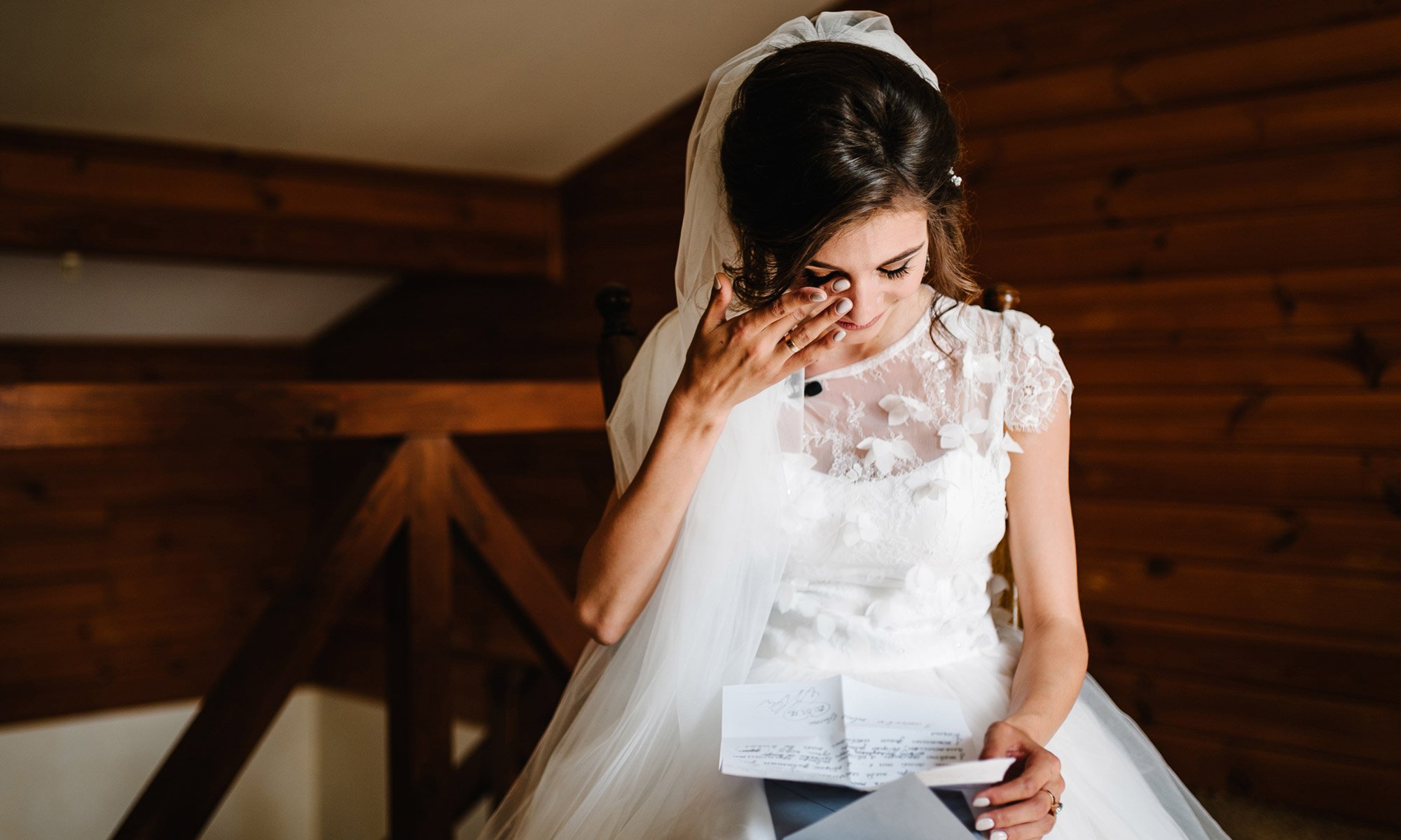 Блогерша выходит замуж. Невеста. Грустная невеста. Невеста плачет. Грустная невеста на свадьбе.