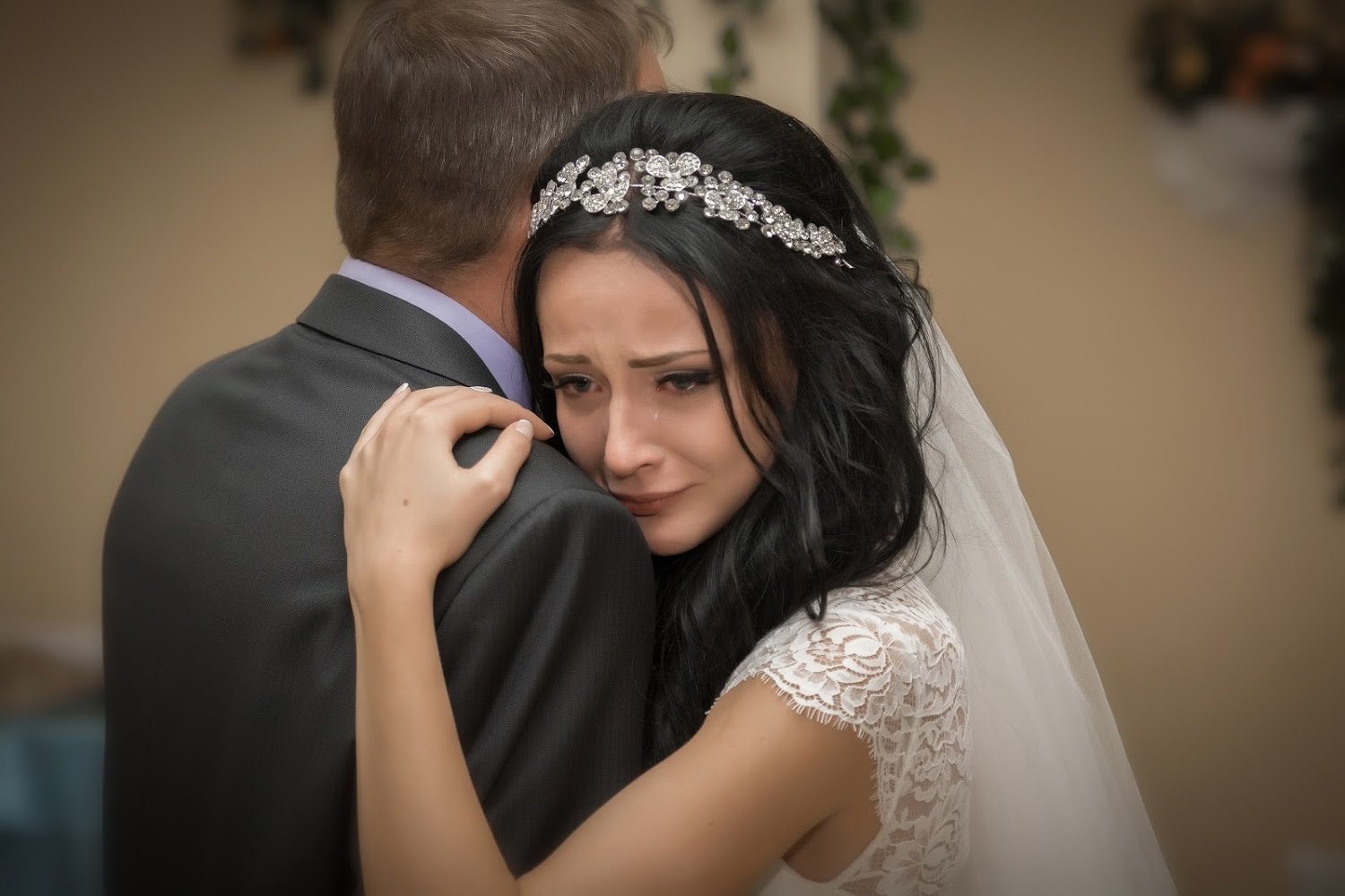 Плачущий жених. Невеста плачет. Невеста плачет на свадьбе. Грустная невеста. Девушка плачет на свадьбе.