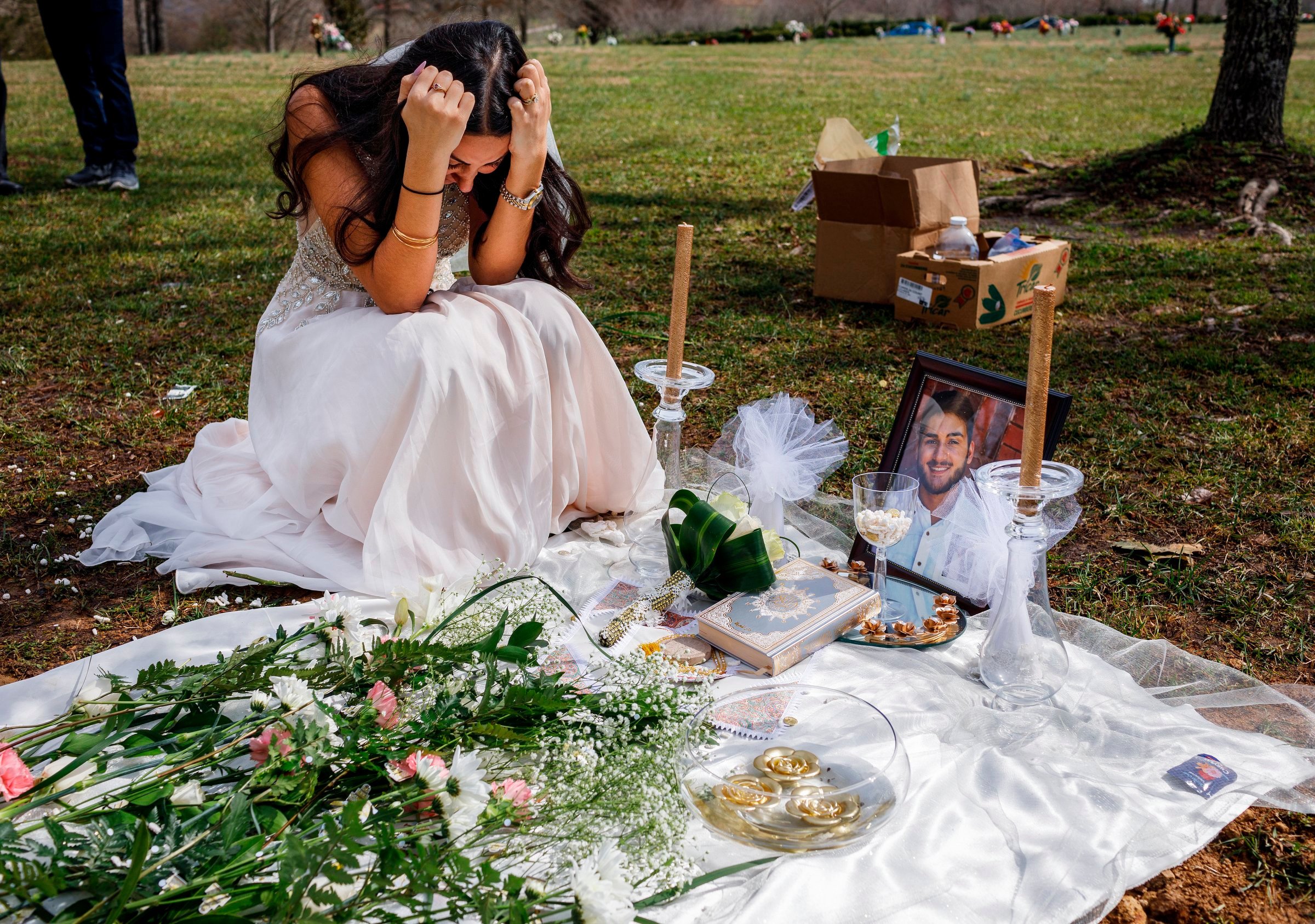 Свадьба поминки. Девушка в свадебном платье. Фотосессия после свадьбы в свадебном платье. Кладбище невест.