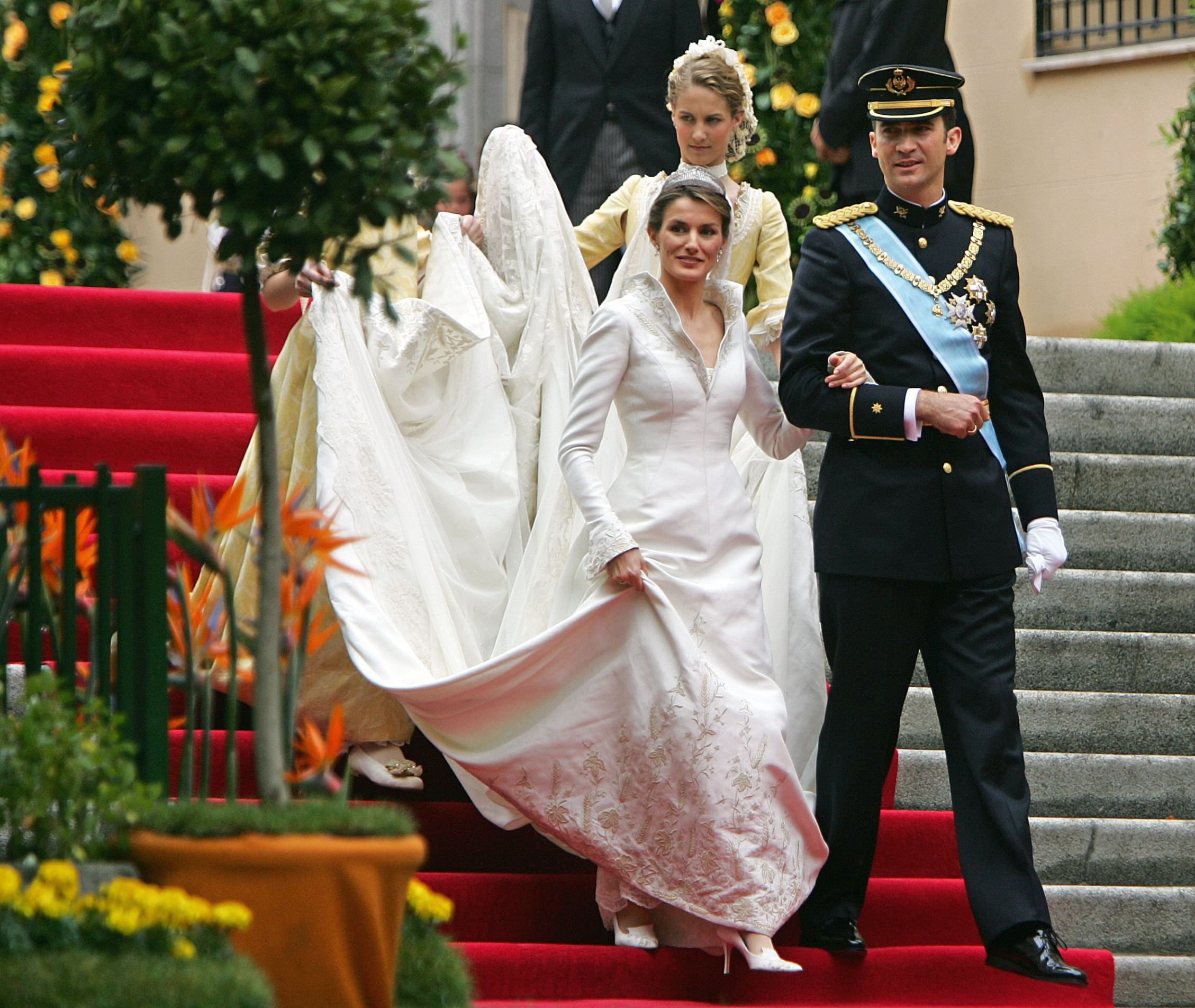 Девушка вышла замуж за принца. Летисия (Королева Испании) свадьба. Королева Испании, Летисия, 2004 свадьба. Королева Испании Летиция свадьба. Свадьба принца Филиппа и Летиции.