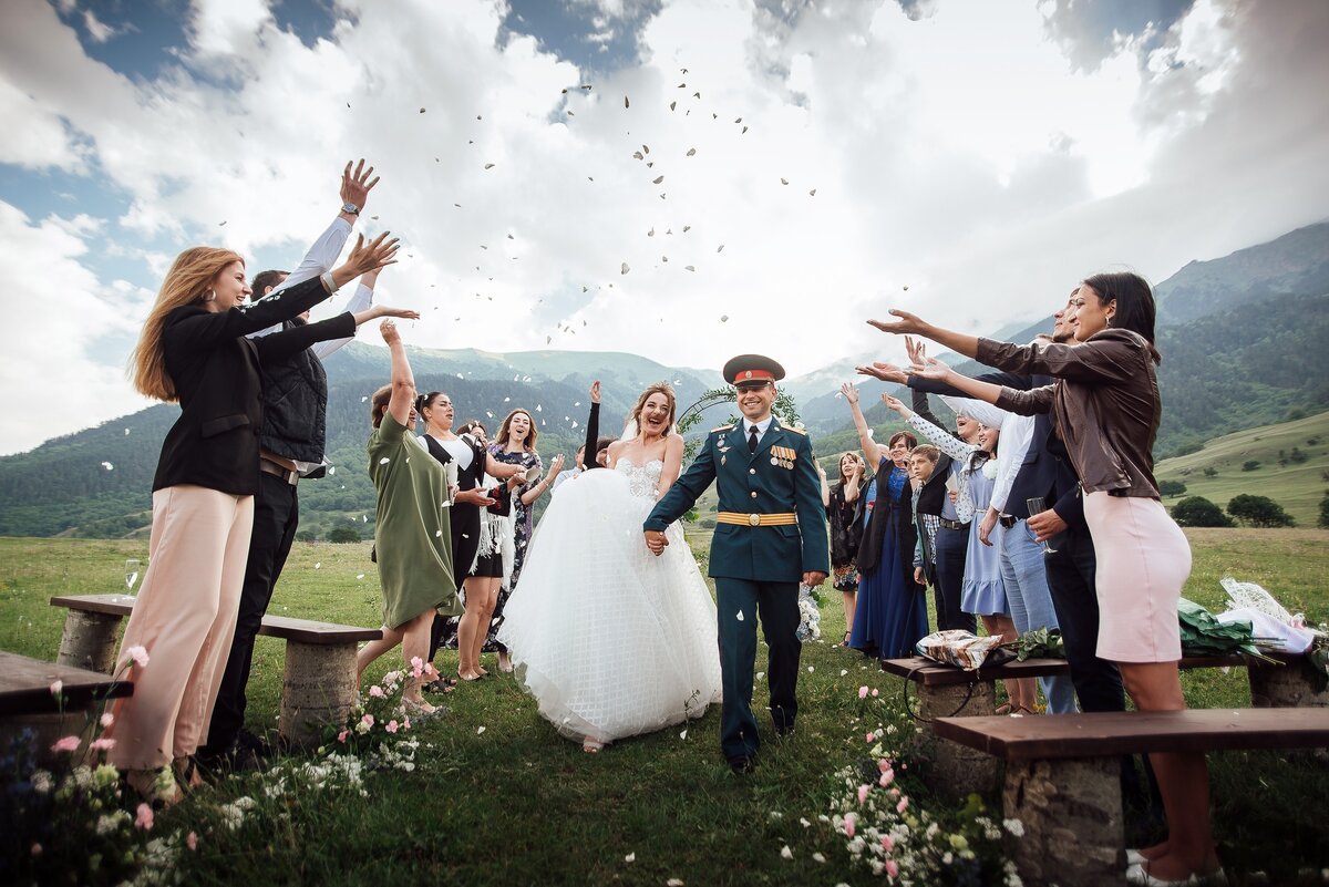 Лакшери сбежала со свадьбы. Свадьба в горах. Невеста сбежала со свадьбы. Свадьба в стиле горы. Свадьба в горах фото.