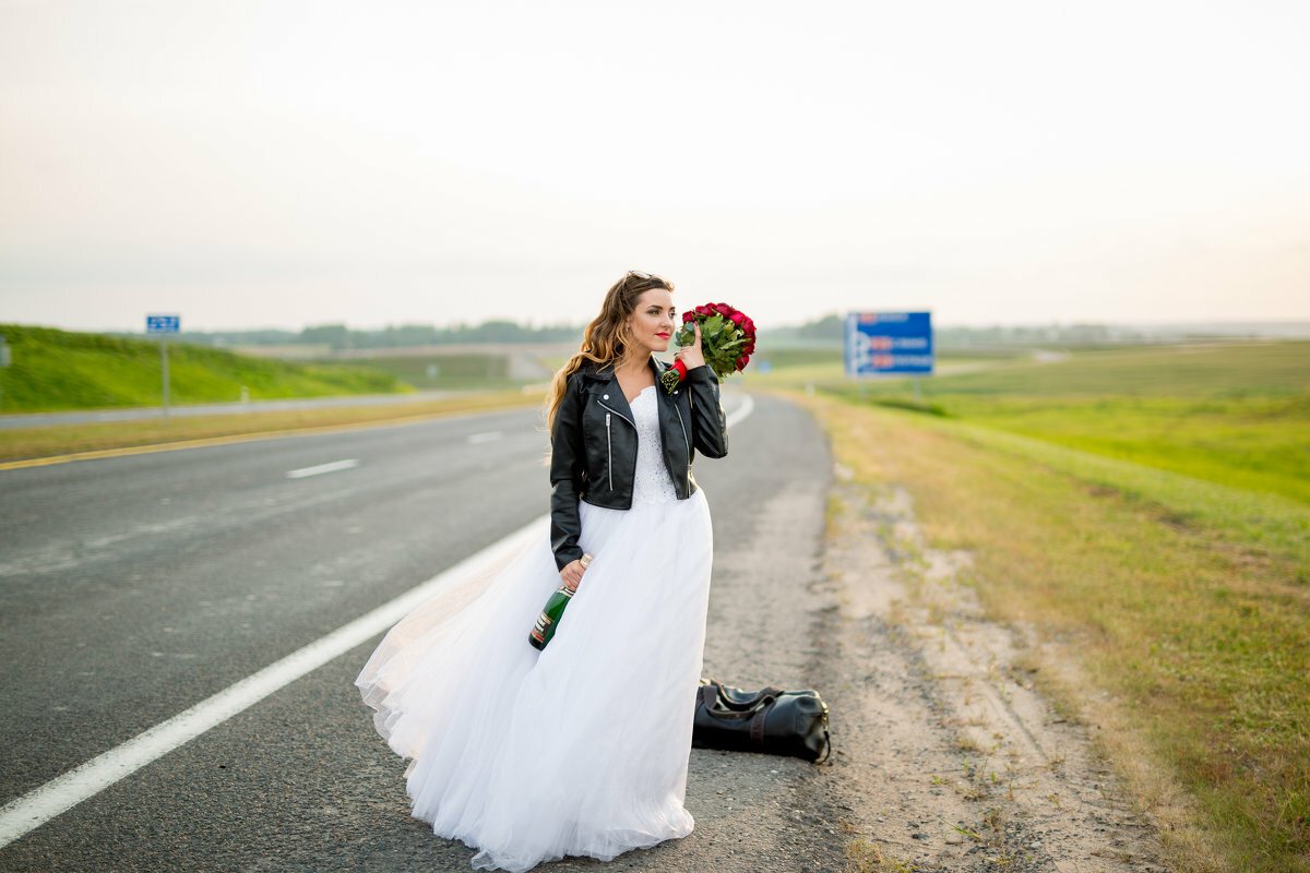 Невеста эстра любовь. Сбежавшая невеста фотосессия. Невеста бежит.