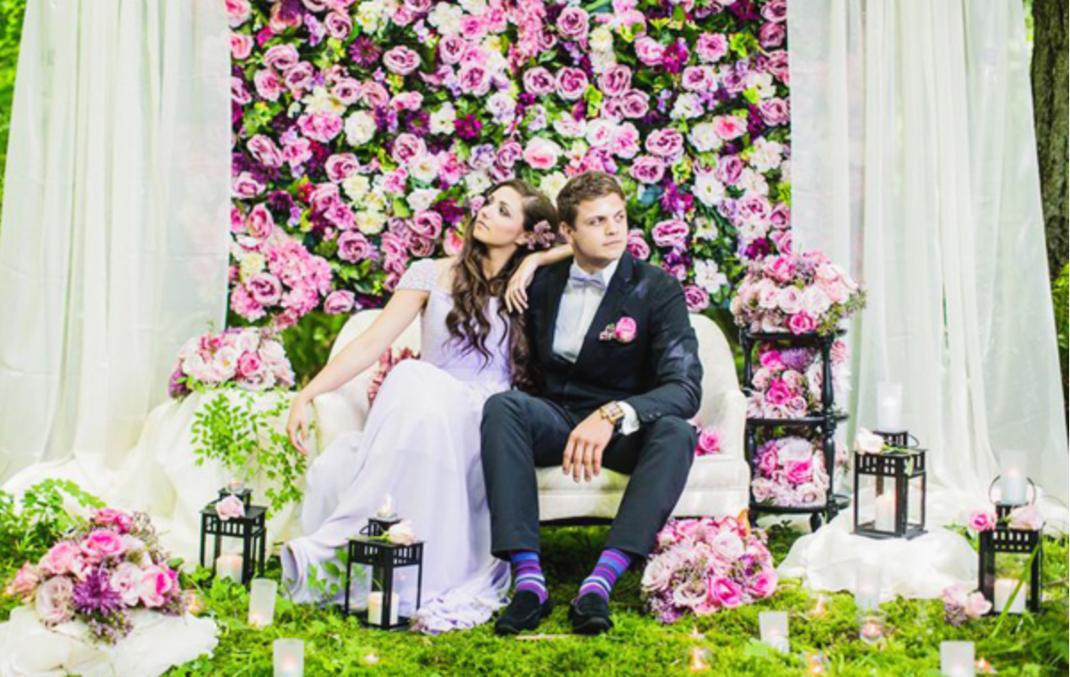 Фотозона на свадьбу. Фотозоны на свадьбу. Фотозоны с цветами. Цветочная стена фотозона. Фотозона в ресторане