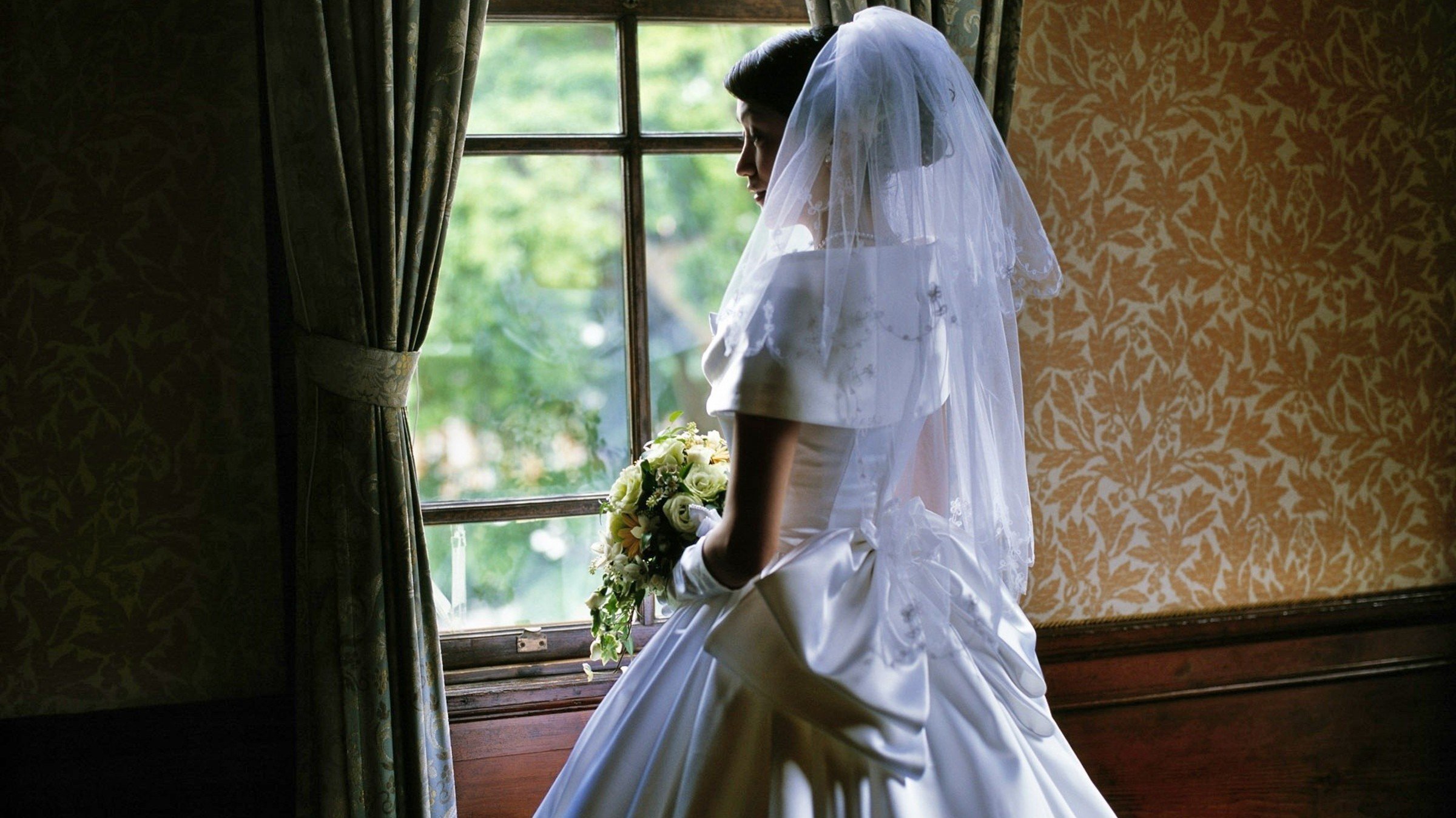 Толкование снов выходить замуж. Девушка в свадебном платье. Фотосессия в свадебном платье. Невесты в свадебных платьях. Свадебные платья с фатой.