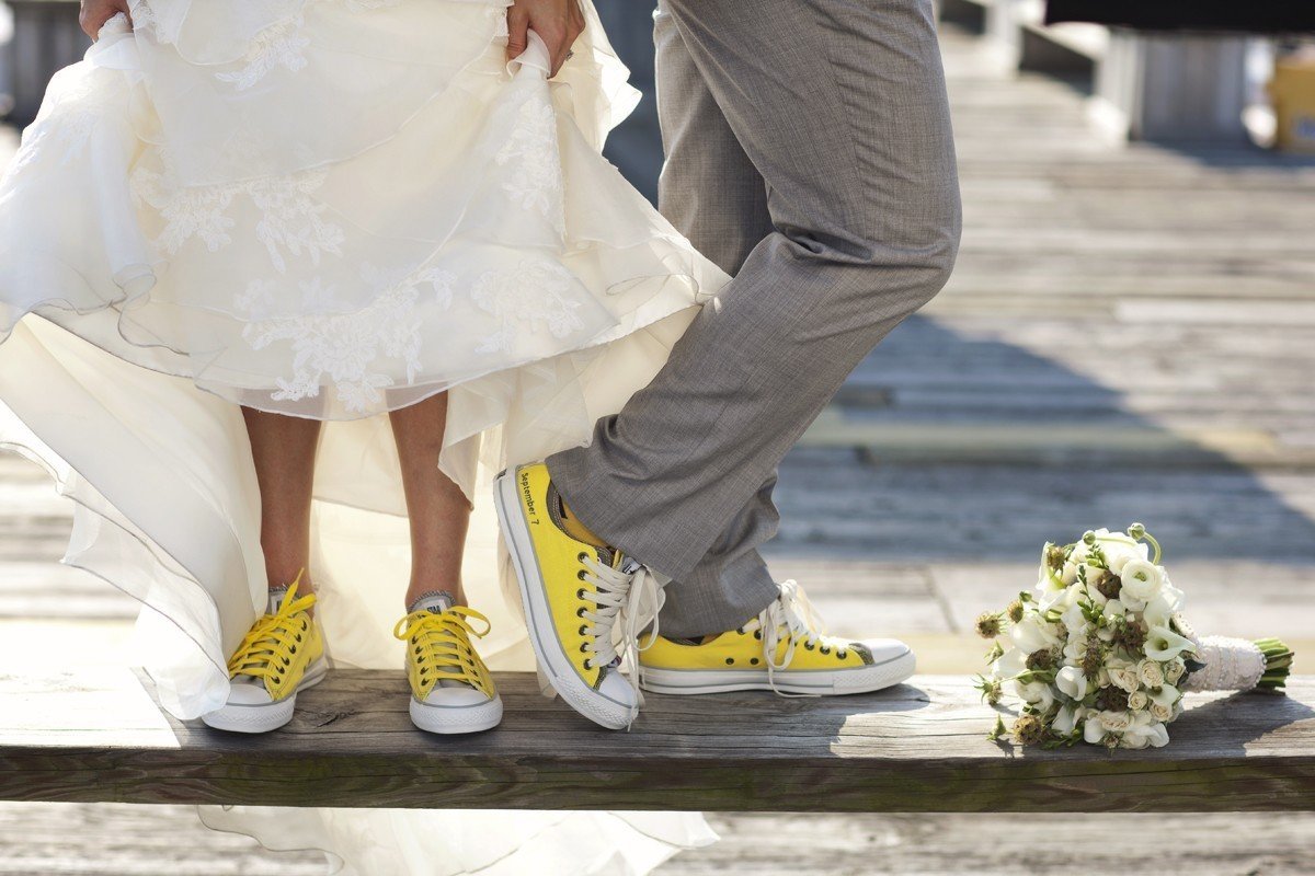 Выходить замуж в босоножках. Свадебное платье с кроссовками. Свадебный наряд с кроссовками. Свадебное платье с кедами. Невеста в кроссовках.