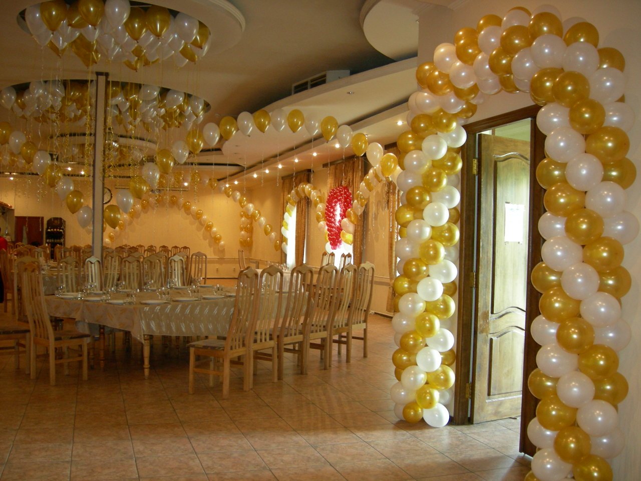 Оформление зала воздушными шарами. Украшение шарами. Украшение зала шариками. Украсить зал шарами. Украсить зал шариками.