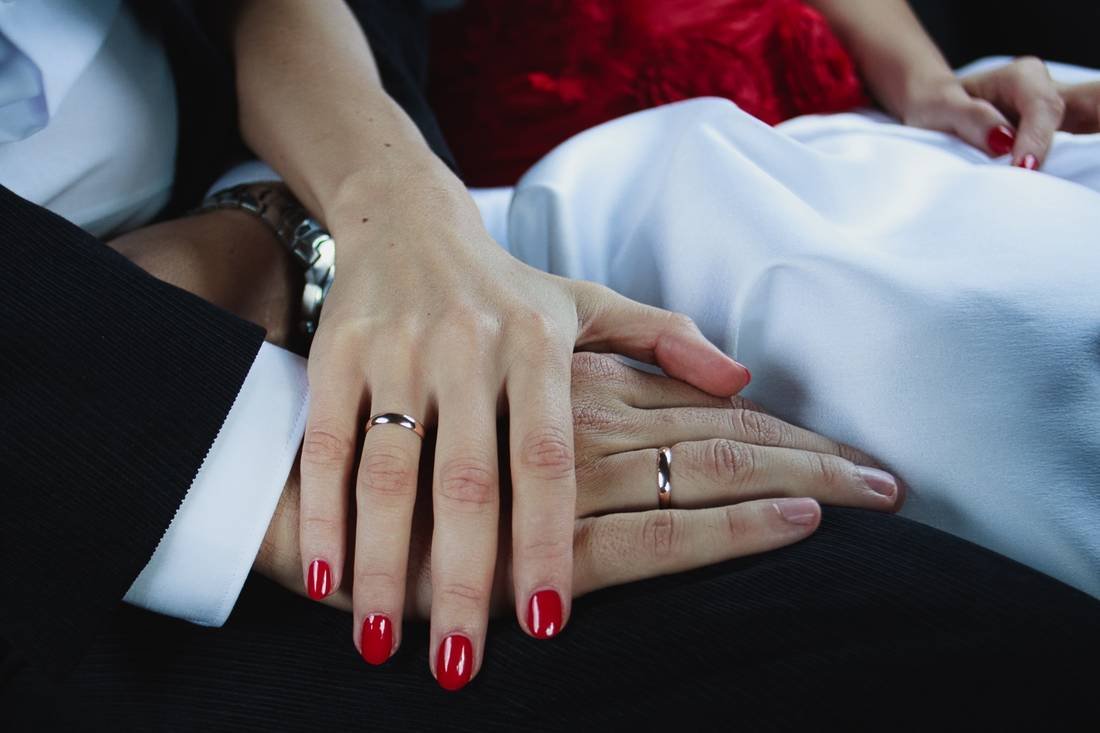 Фото рук парня и девушки с красными ногтями