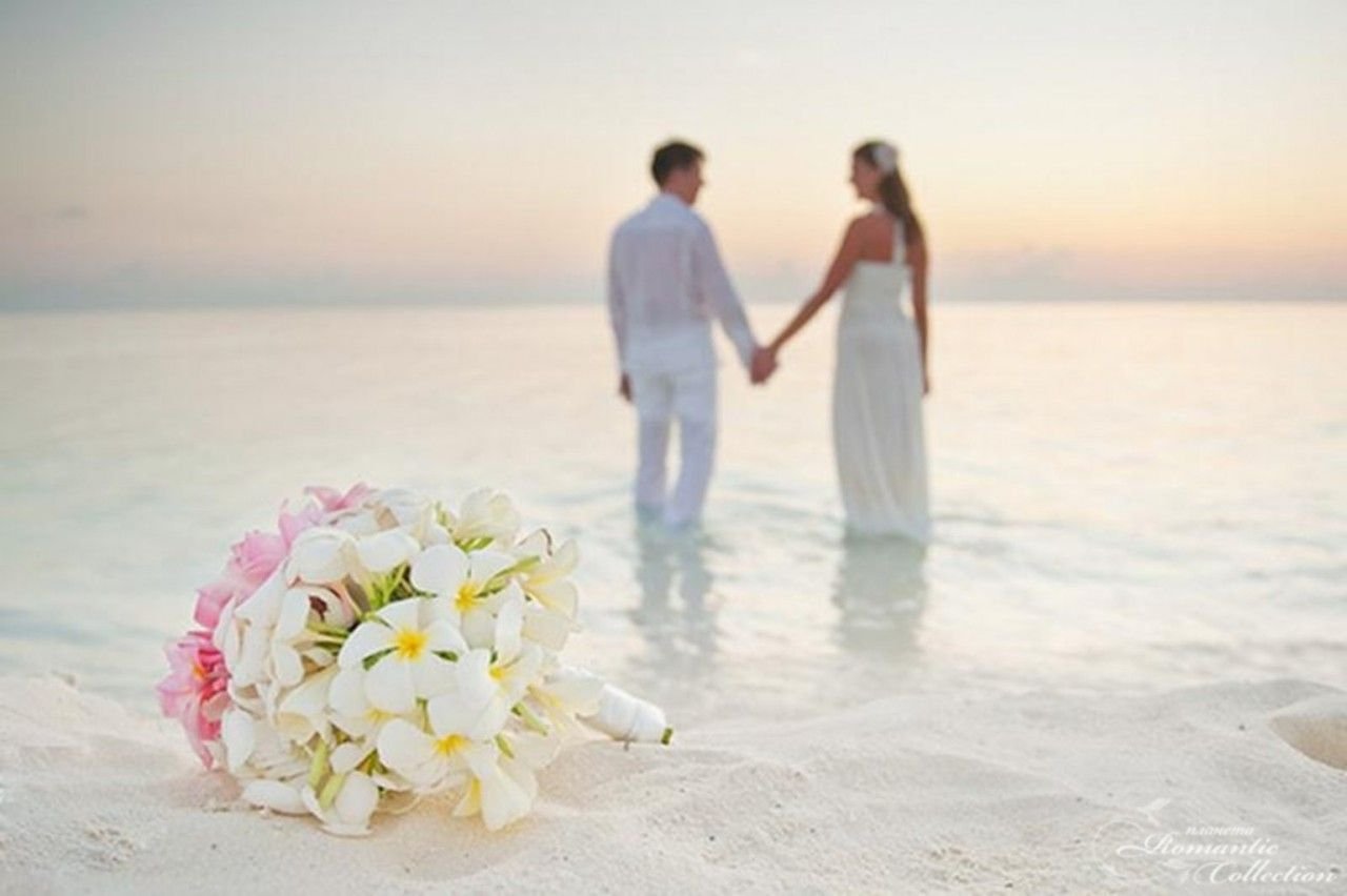 Свадебный букет на фоне моря