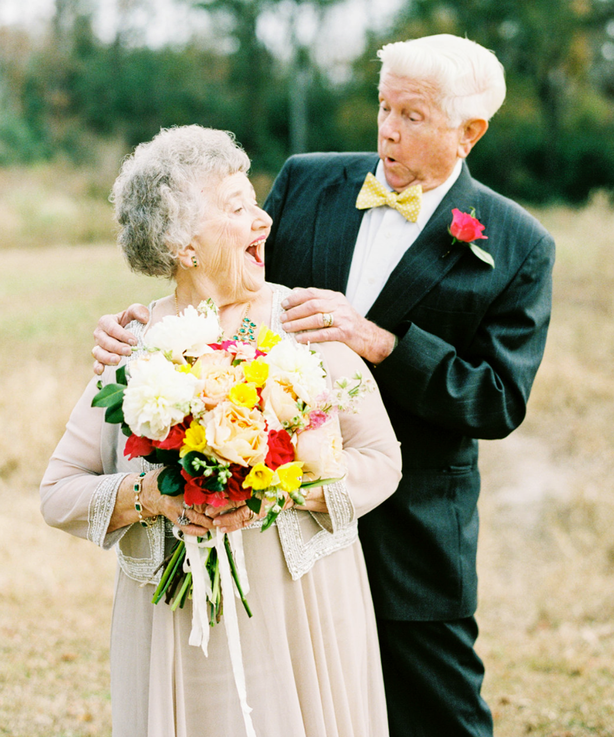 Старые жених и невеста. Пожилые пары. Свадьба бабушки и дедушки. Влюбленные старики.