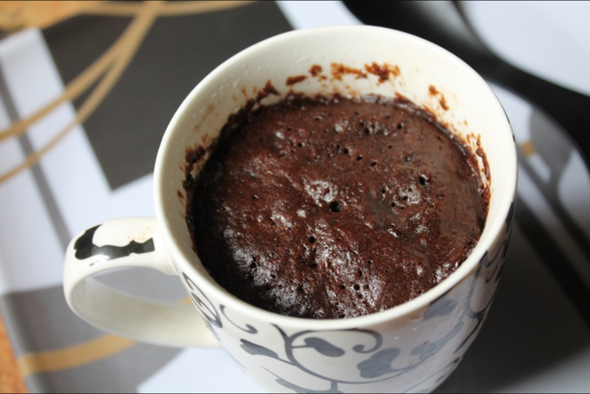 Шоколадный кекс за 5 минут. Кекс из какао в микроволновке в кружке. Кексики с какао в микроволновке. Десерт из какао в микроволновке. Кекс в микроволновке с какао.