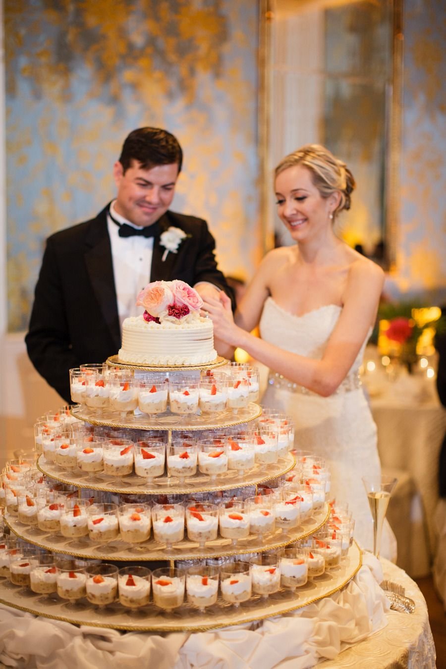 Что можно вместо свадьбы. Свадебный торт!. Современные Свадебные торты. Свадебный торт порционный. Свадебный торт с капкейками.