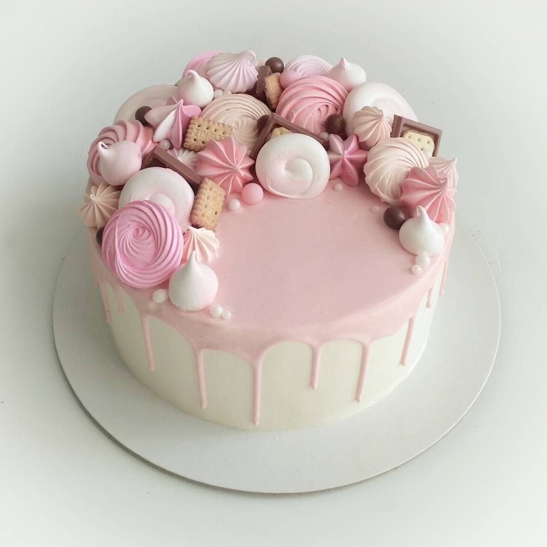 Идеи торта женщине. Декор торта для девочки. Кремовое украшение торта. Украшение торта меренгой. Нежный тортик.