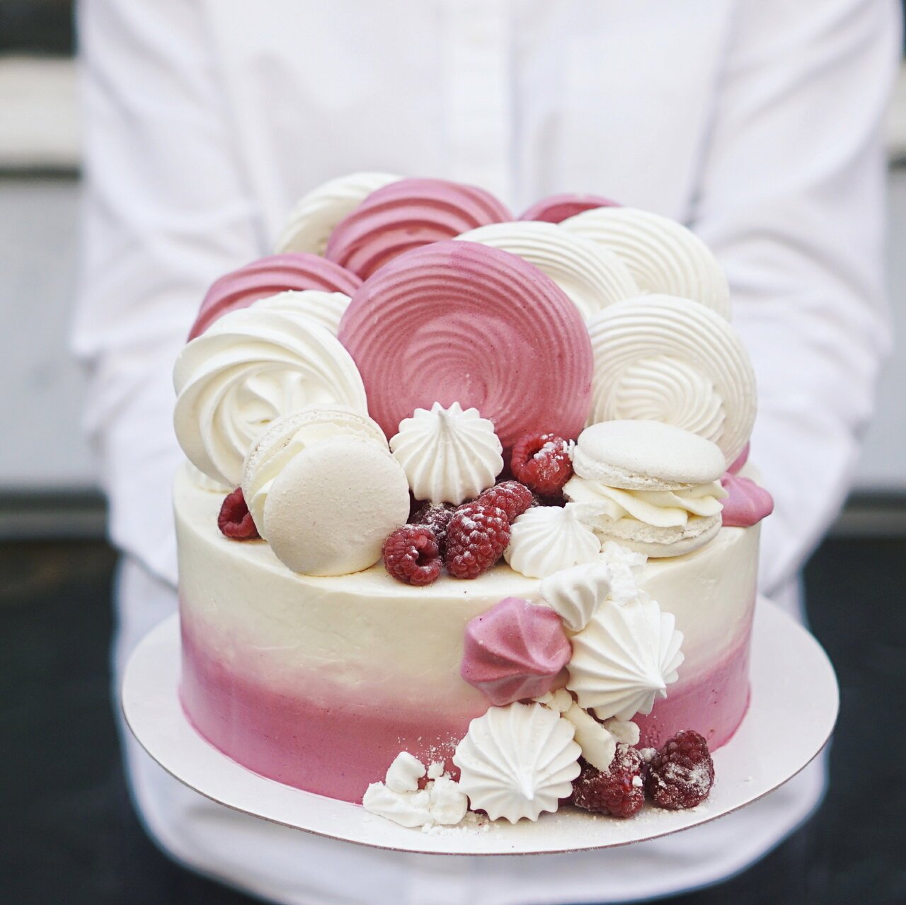 Фото современных тортов. Торт с безе. Красивые торты. Декор торта. Стильное украшение торта.