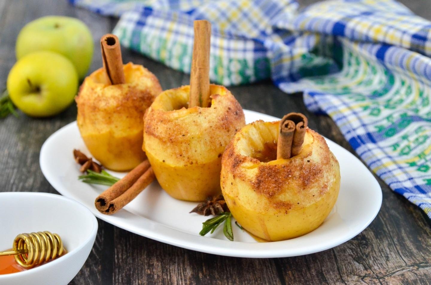 Рецепт печеных яблок с медом. Яблоки с медом и корицей. Запеченные яблоки с корицей. Печеные яблоки с медом. Запеченные яблоки с медом и корицей.