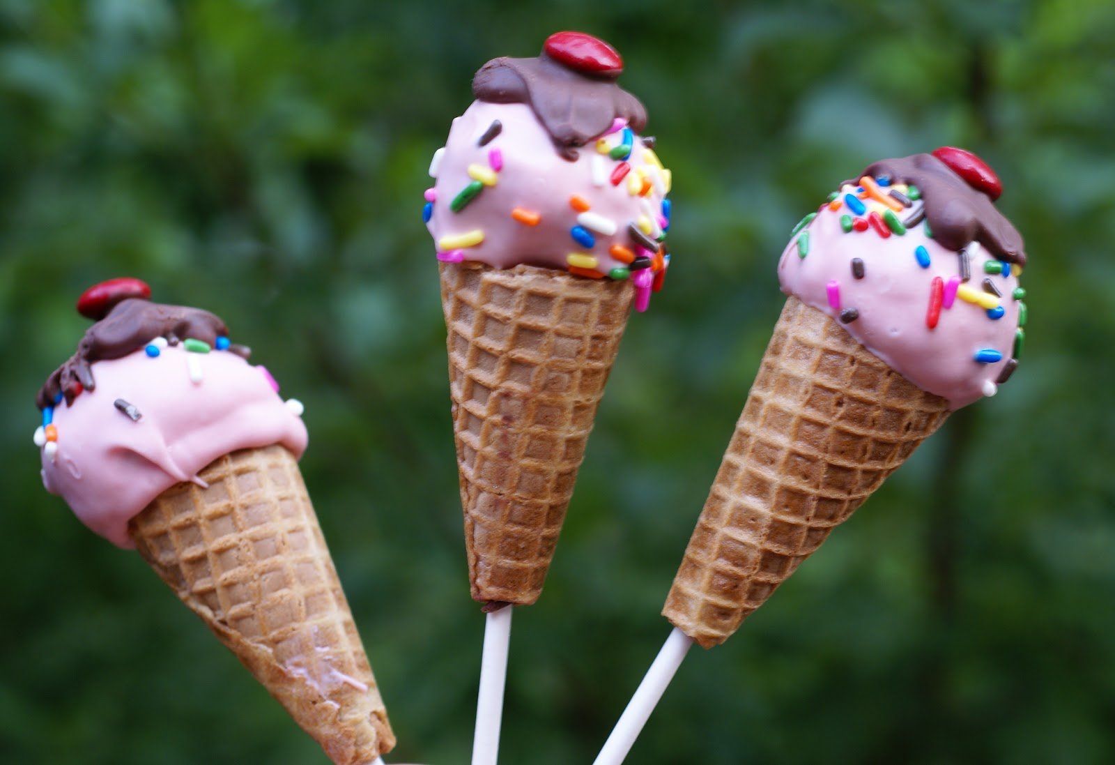 Two pops. Мороженое рожок. Мороженое в вафельном рожке. Мягкое мороженое в рожке. Пирожные мороженое рожок.