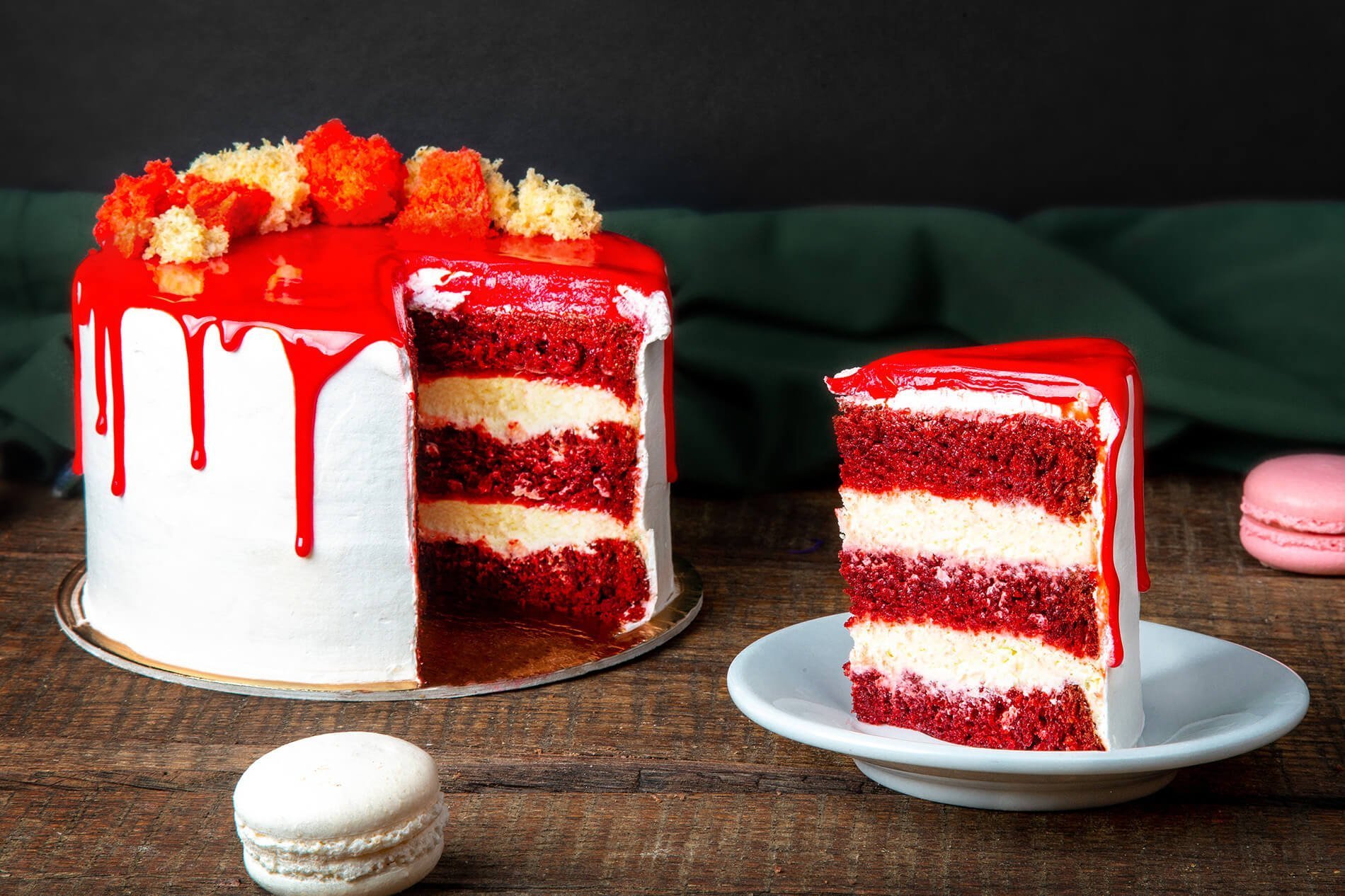 Приготовить торт красный бархат в домашних. Торт красный бархат Спар. Торт красный бархат Мирель. Торта "красный бархат" (Red Velvet).. Торт ред вельвет красный.
