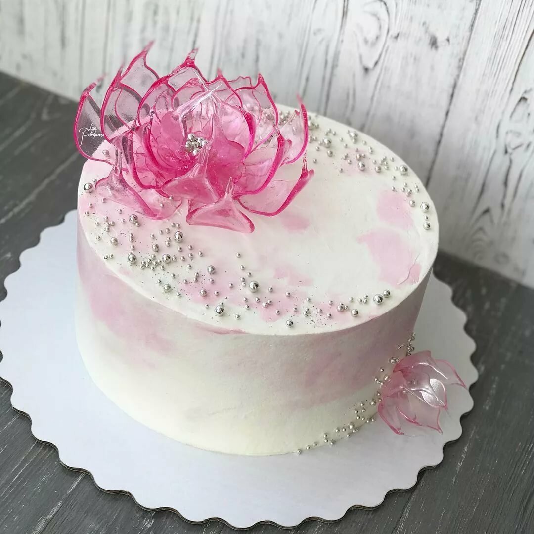 Сделать изомальт в домашних. Торт с вафельными цветами. Торт нежный. Нежный торт для девушки. Нежное украшение торта.