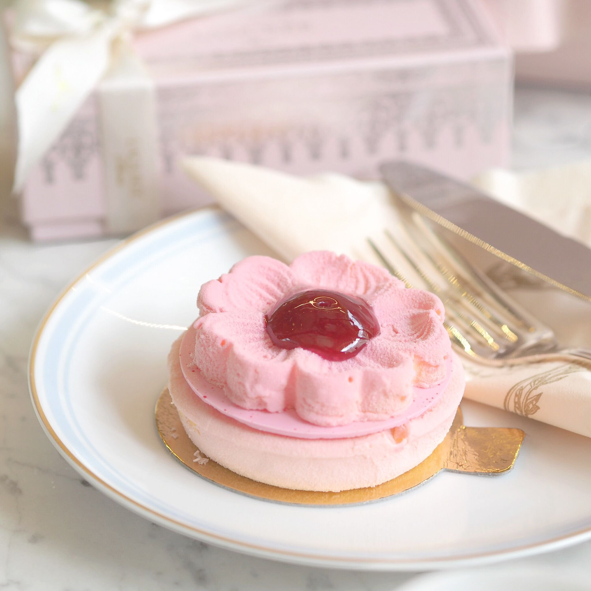 Нежные сладости. Laduree пирожные. Laduree шоколад розовый. Пирожные Laduree Павлова. Laduree Париж десерт.