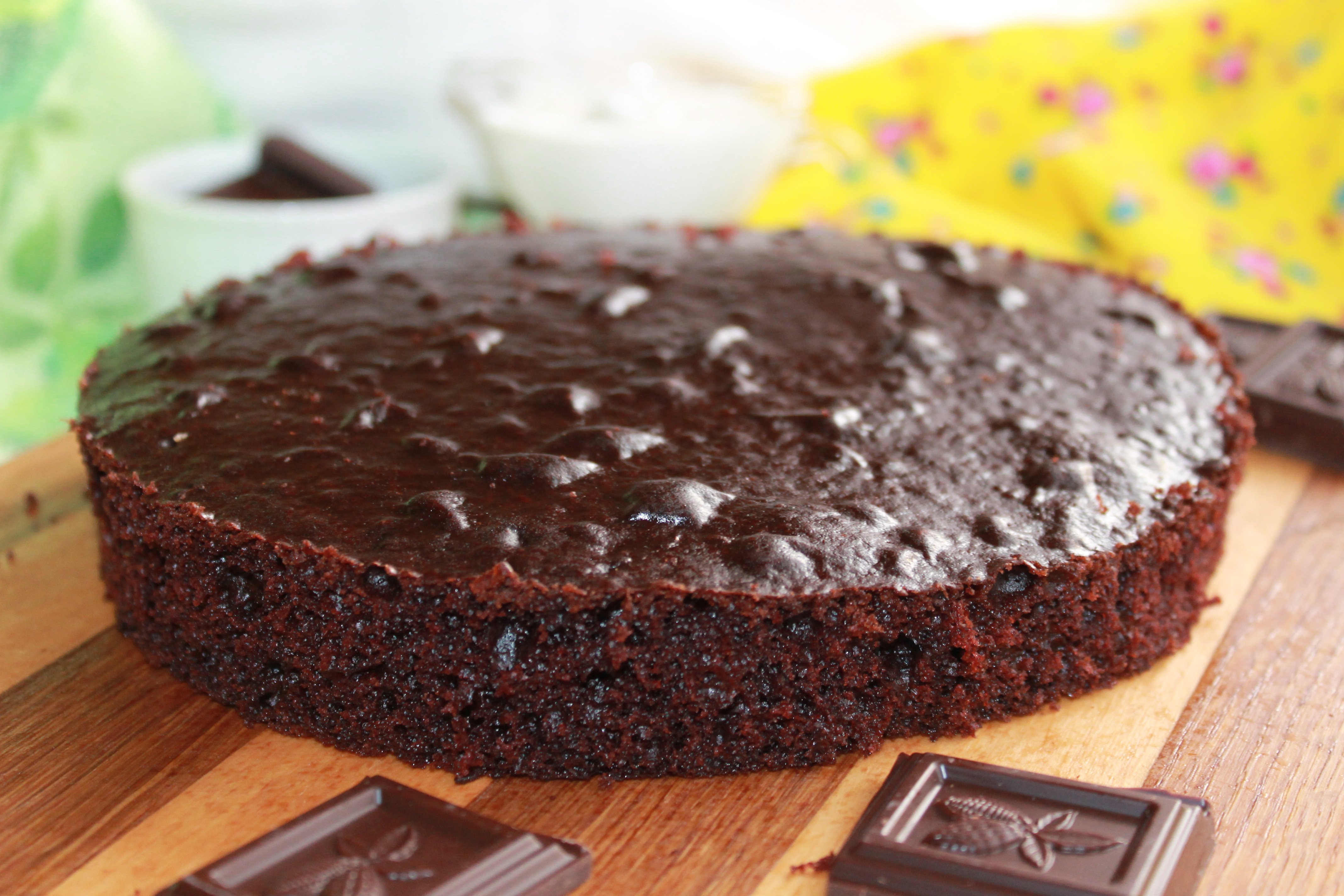 Быстрый пирог без. Шоколадный бисквит. Шоколадный шифоновый бисквит. Шоколадный тортик. Шоколадный бисквитный торт.