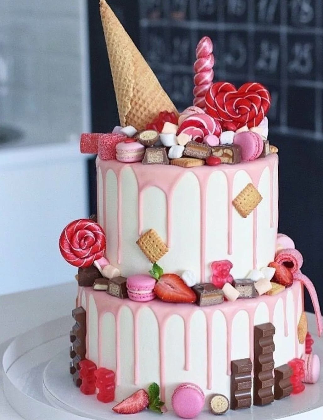 Оформление торта на день рождения девочке. Красивые торты. Торт со сладостями для девочки. Торт с днем рождения!. Стильный торт на день рождения.