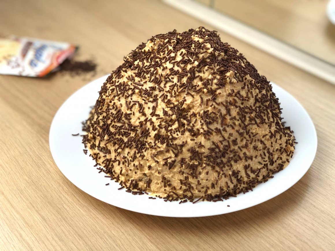 Торт муравейник классический рецепт фото. Муравьиная горка торт классический. Торт Муравейник классический. Торт Муравейник Энди шеф. Необычный торт Муравейник.