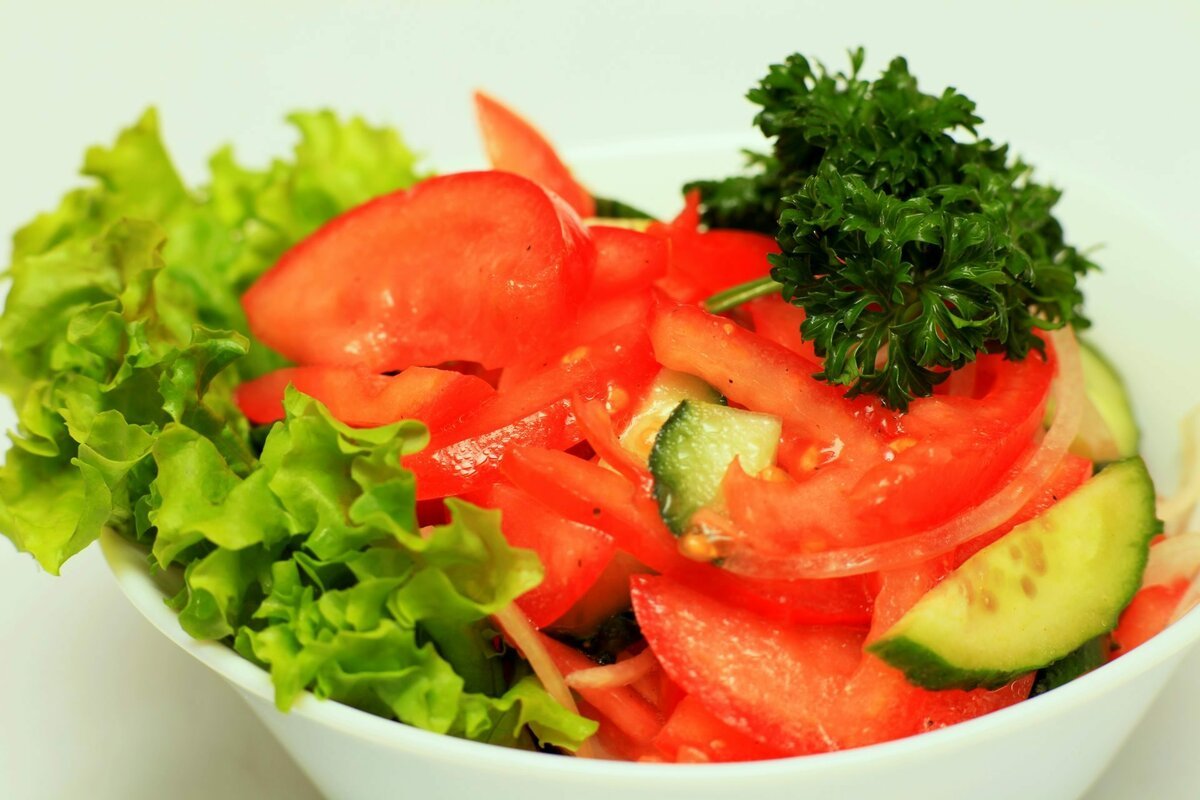 Рецепт капуста помидоры огурцы перец. Овощной салат. Салат из сырых овощей. Салат с сырыми овощами. Аппетитный овощной салат.