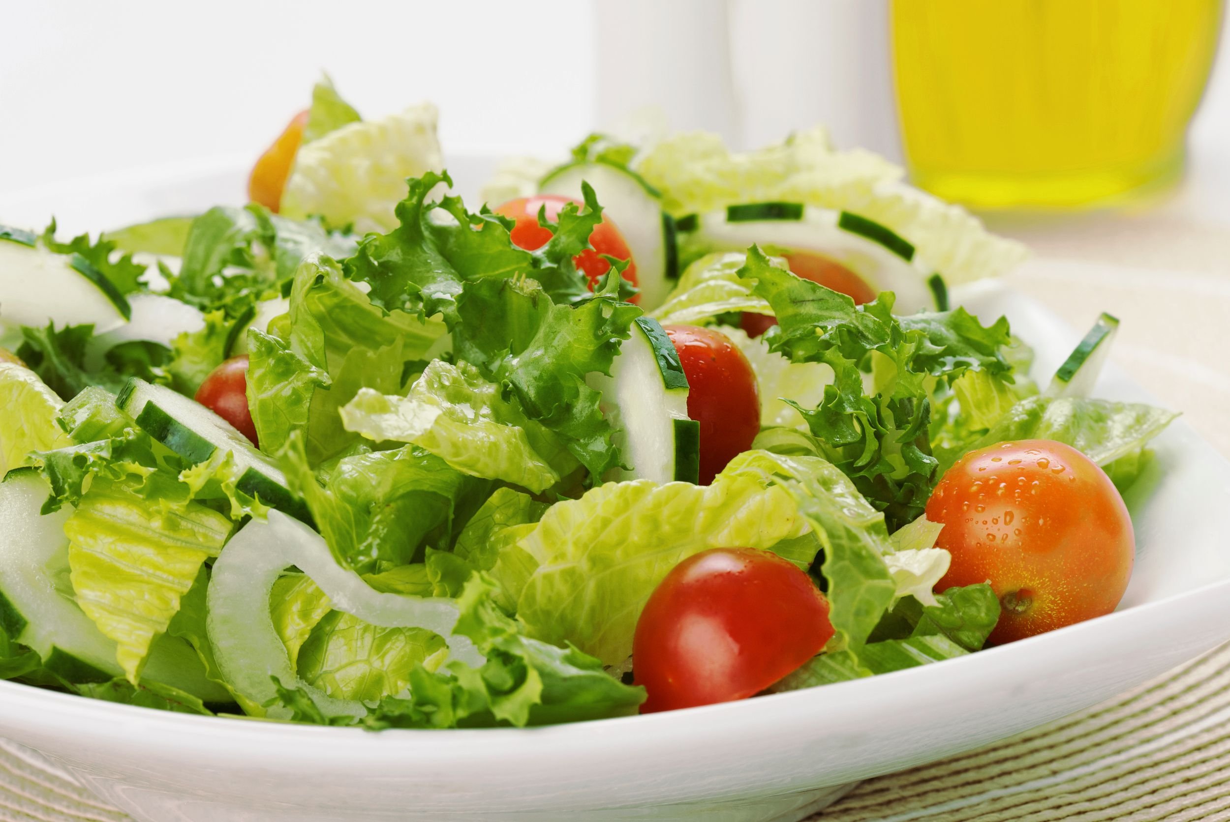 Salat. Овощной салат. Салат зеленый. Зелень для салатов. Зеленый овощной салат.